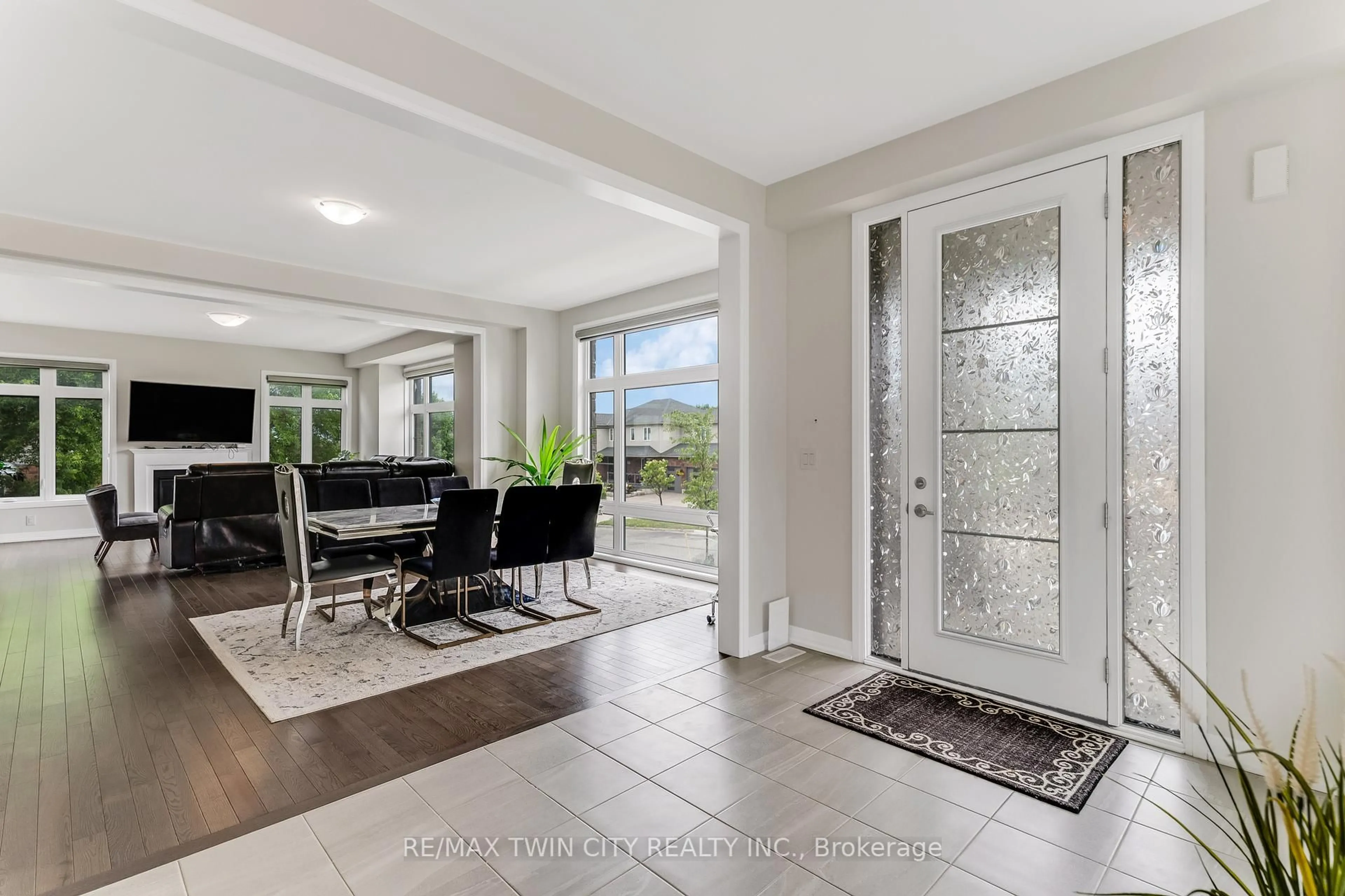 Indoor entryway for 172 Blacklock St, Cambridge Ontario N1S 0C6