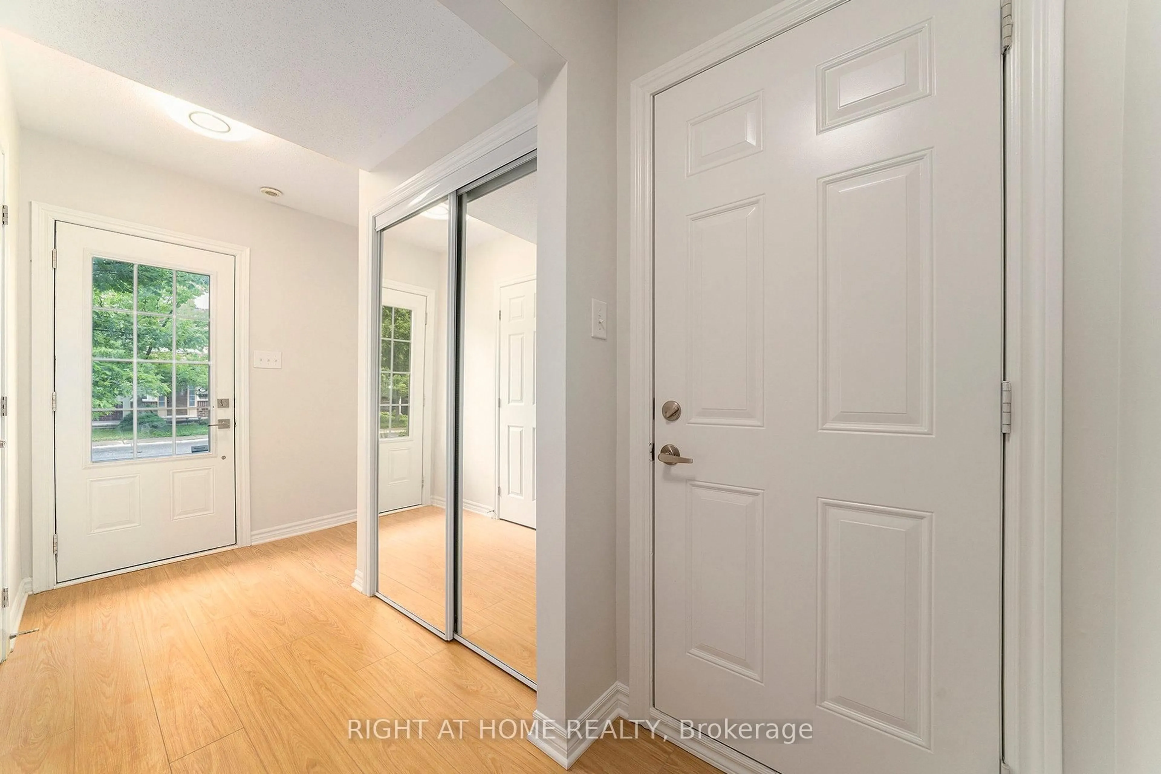 Indoor entryway for 1558 Haydon Circ, Ottawa Ontario K2J 0K5