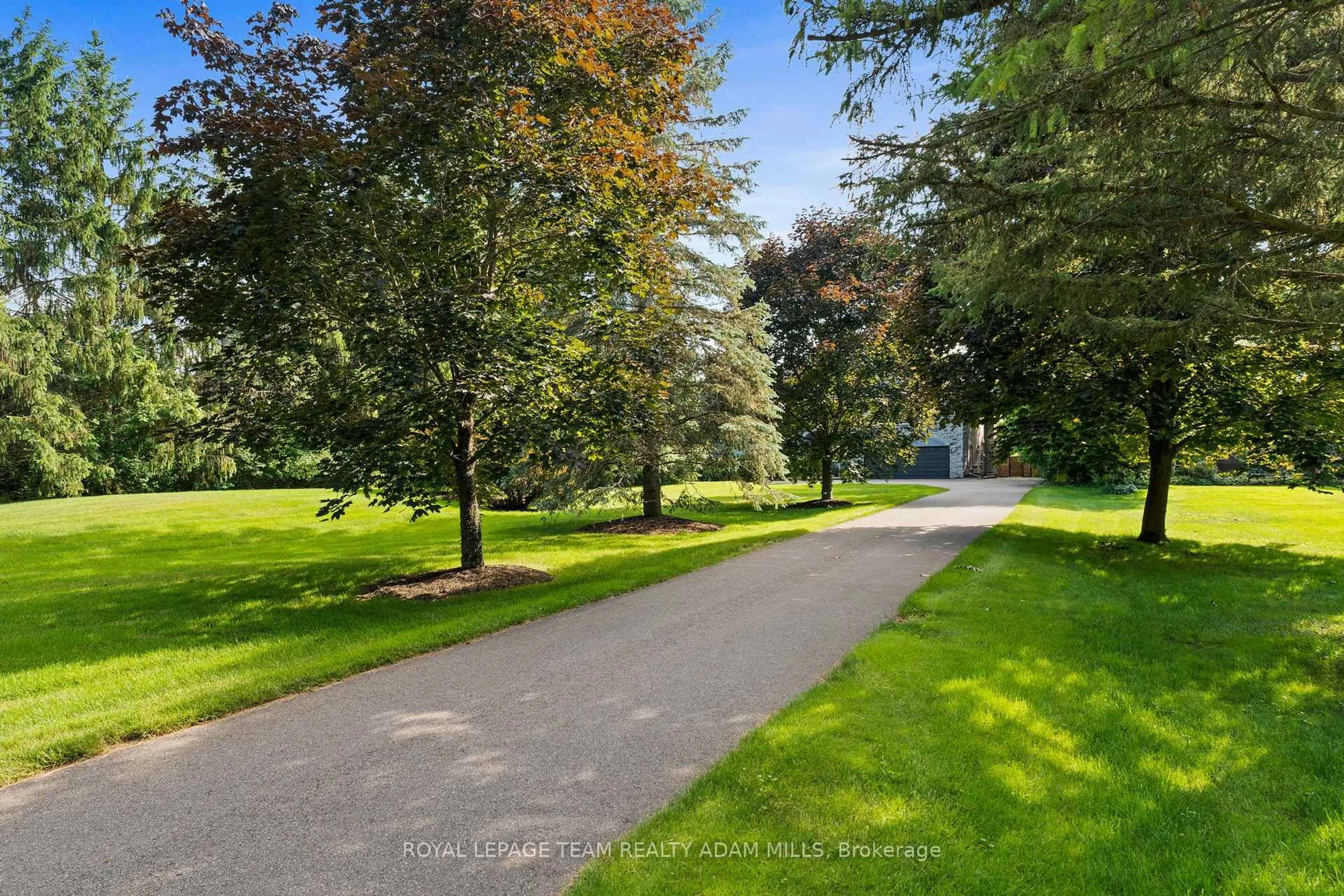 A pic from outside/outdoor area/front of a property/back of a property/a pic from drone, unknown for 2330 Summerside Dr, Ottawa Ontario K4M 1B4