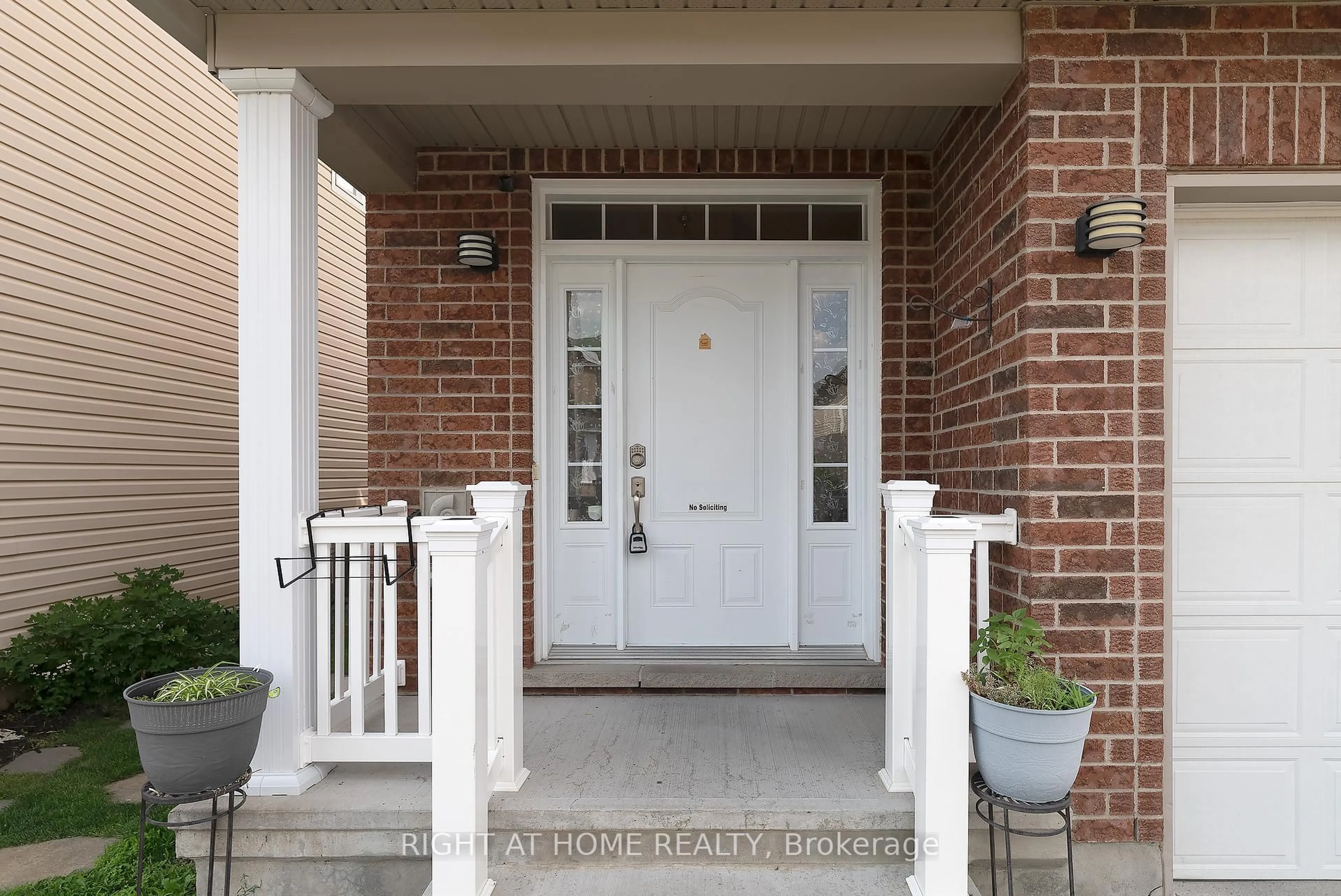 Indoor entryway for 317 Glenbrae Ave, Ottawa Ontario K2W 0B9