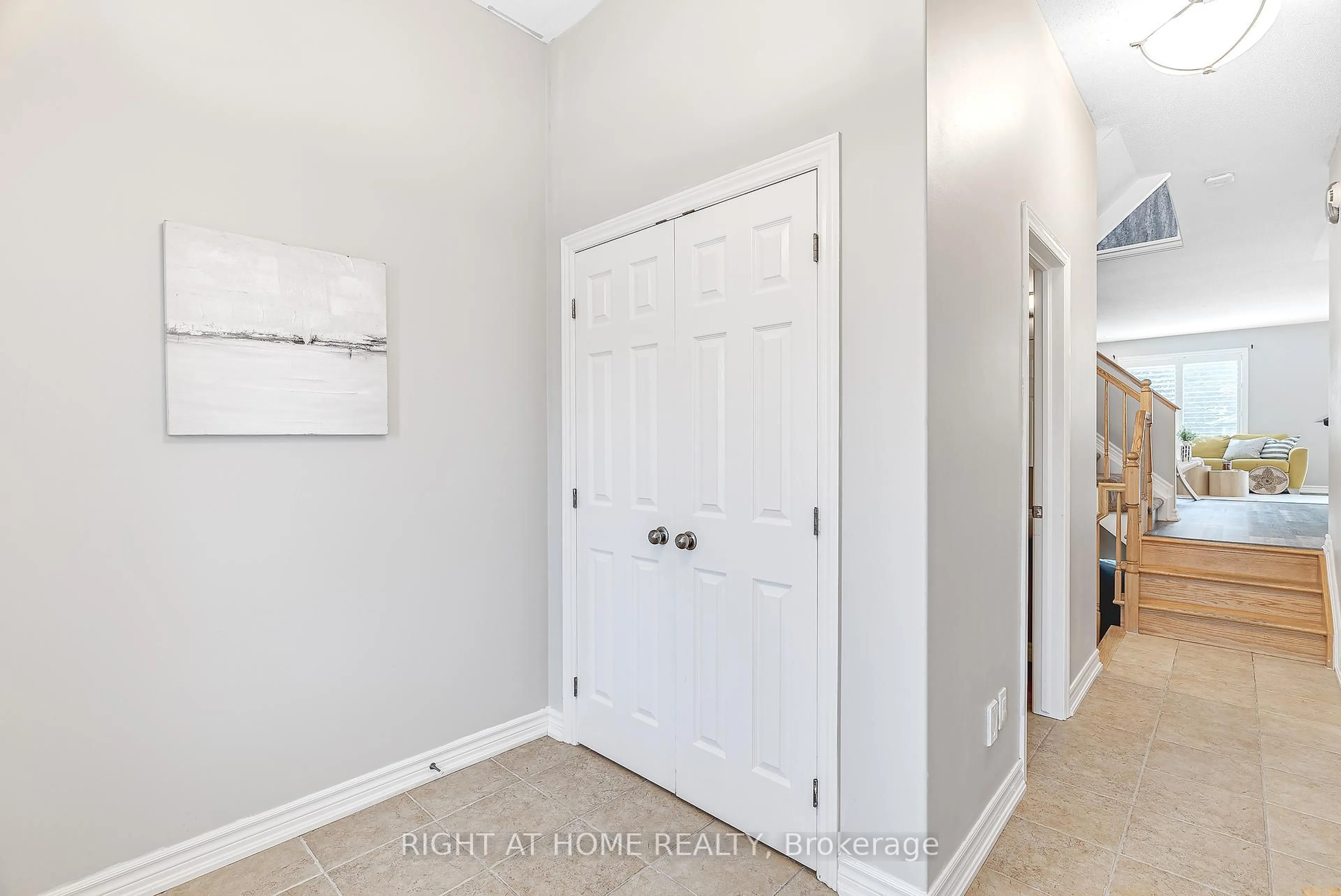 Indoor entryway for 317 Glenbrae Ave, Ottawa Ontario K2W 0B9