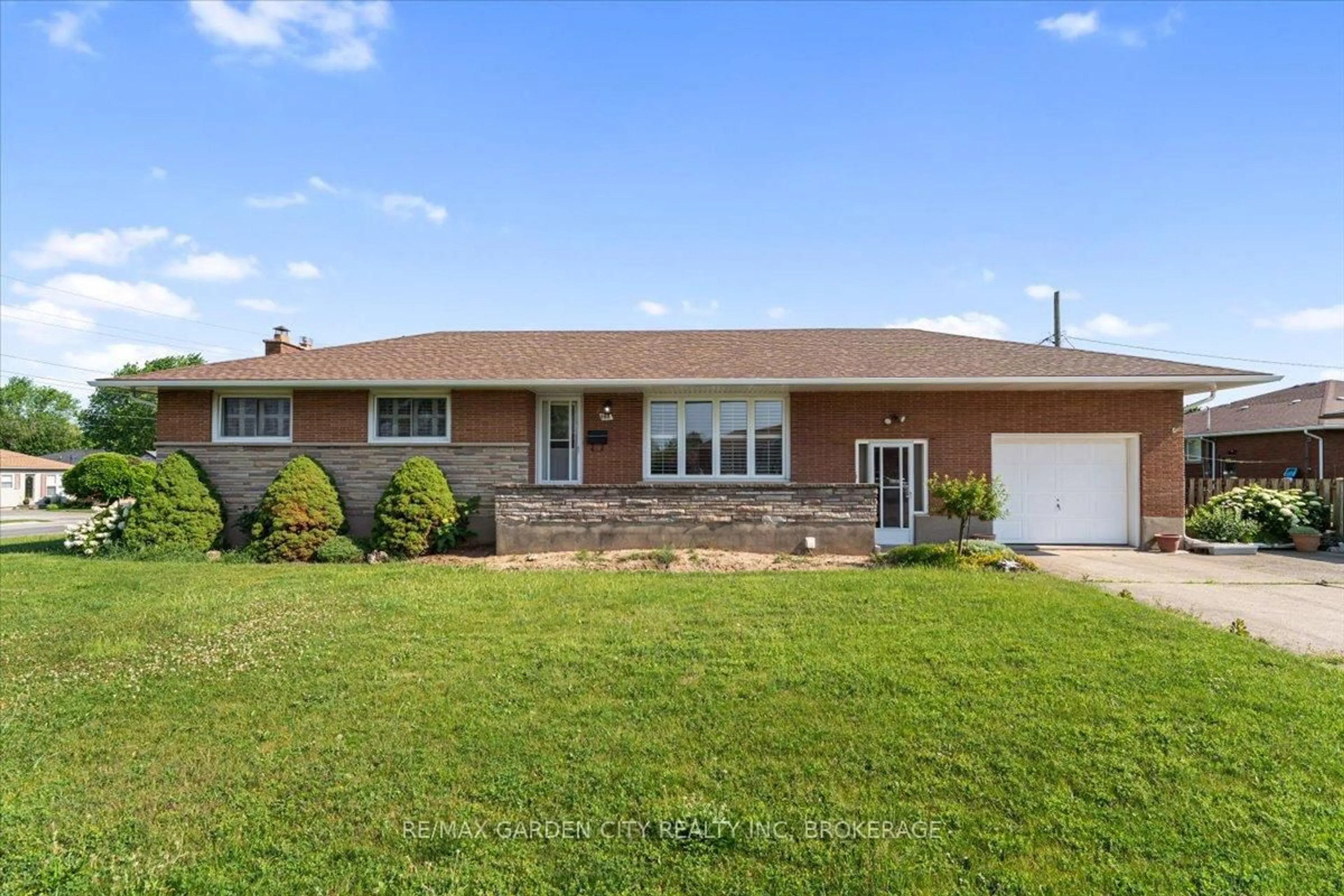Home with brick exterior material, street for 160 ELGIN St, Thorold Ontario L2V 3C2