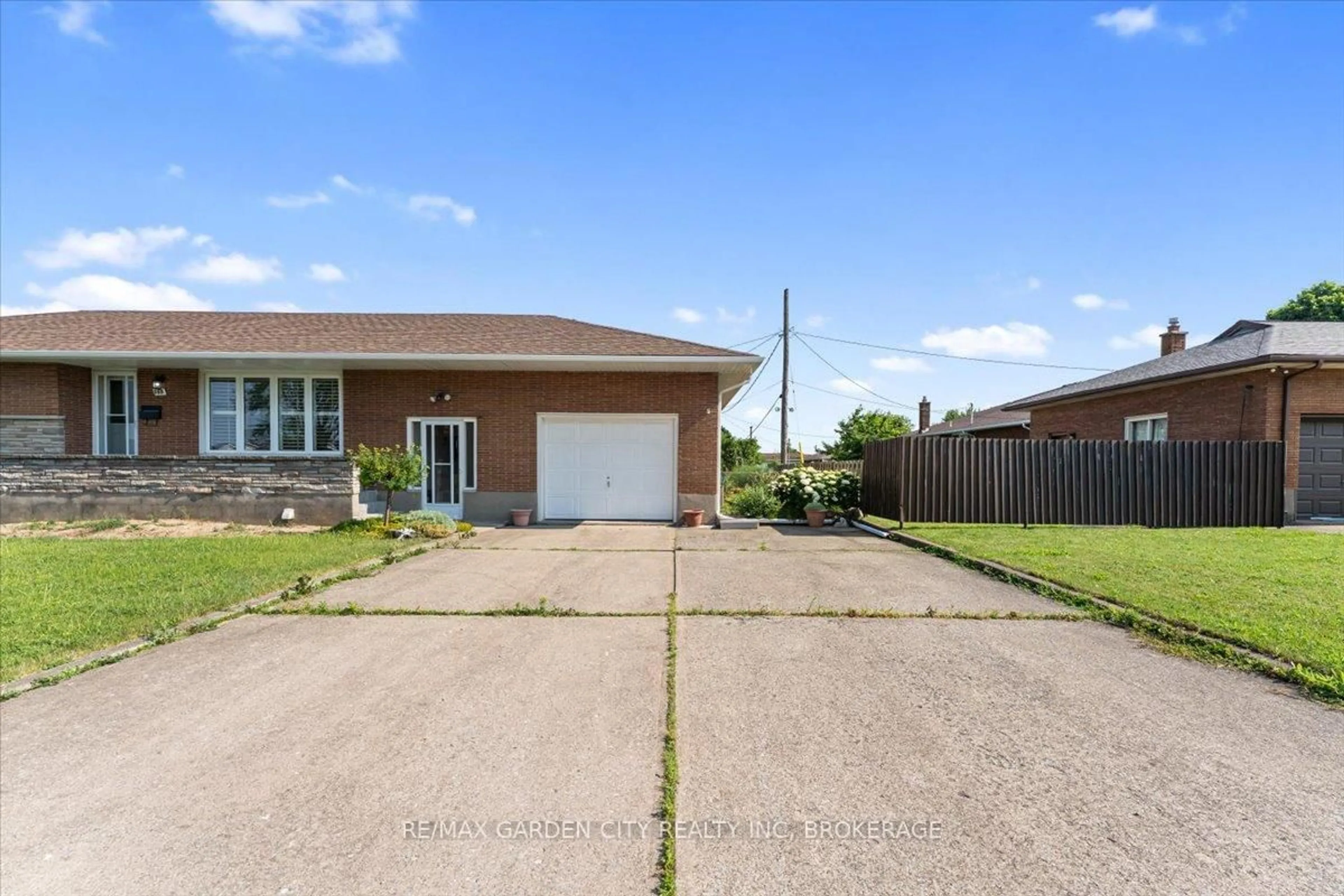 A pic from outside/outdoor area/front of a property/back of a property/a pic from drone, street for 160 ELGIN St, Thorold Ontario L2V 3C2