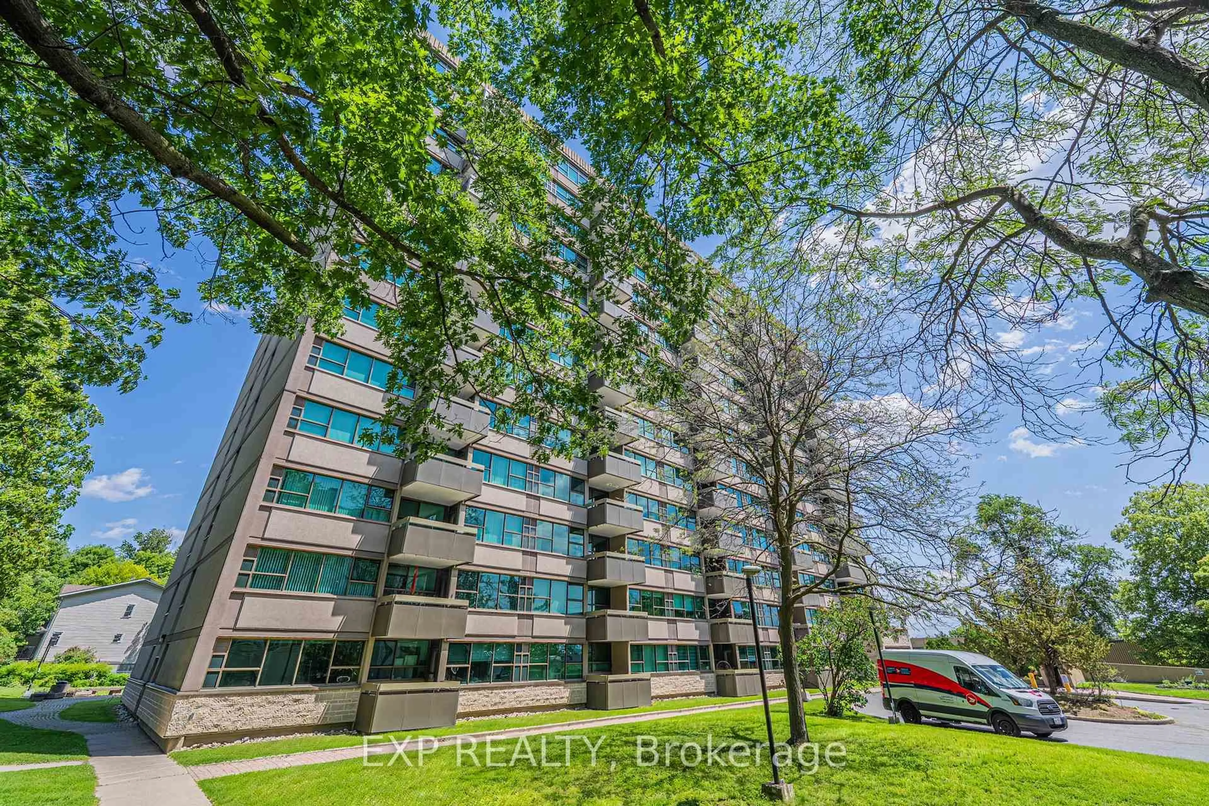 A pic from outside/outdoor area/front of a property/back of a property/a pic from drone, building for 555 BRITTANY Dr #1111, Ottawa Ontario K1K 4C5