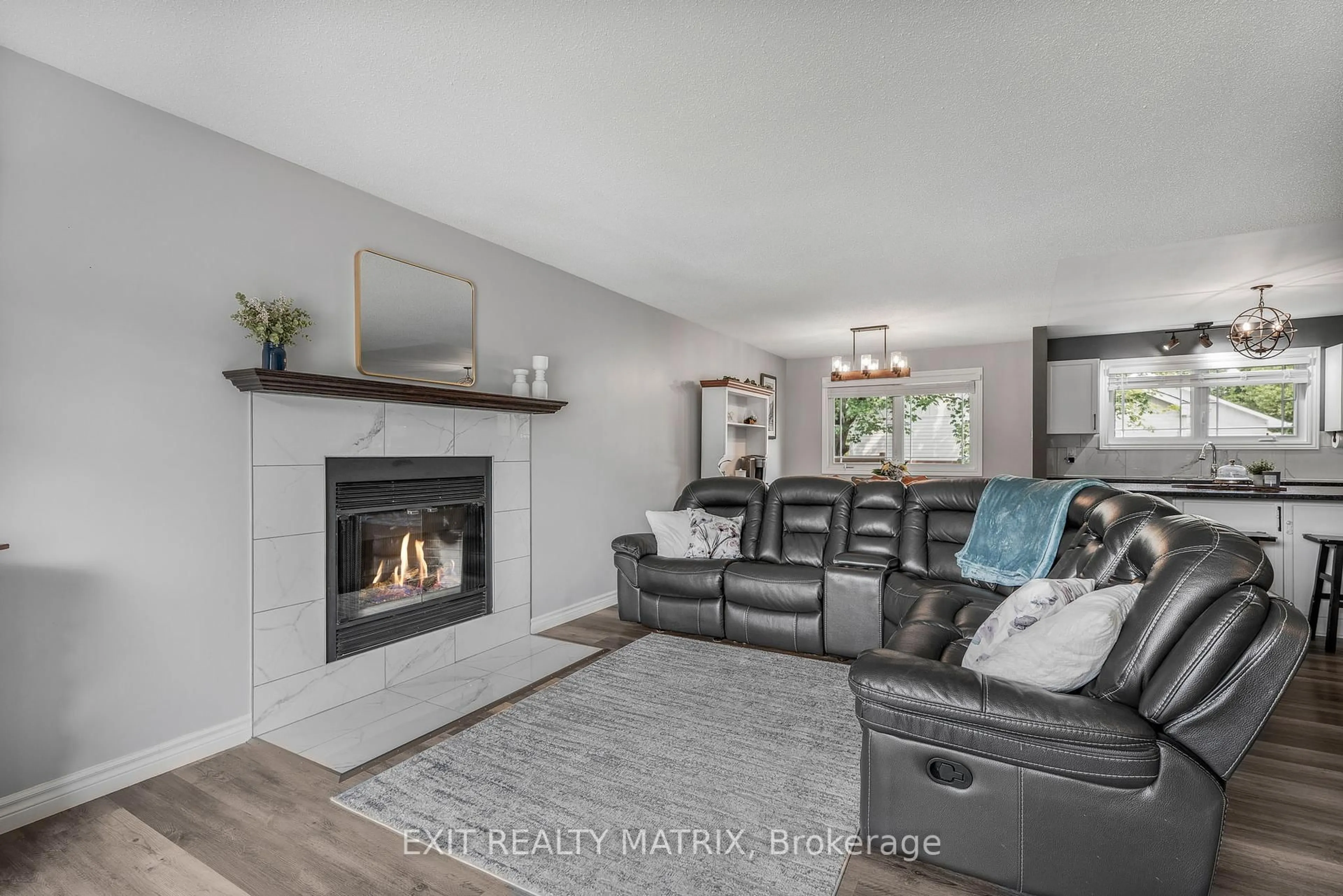 Living room with furniture, unknown for 211 Castor St, Russell Ontario K4R 1C7
