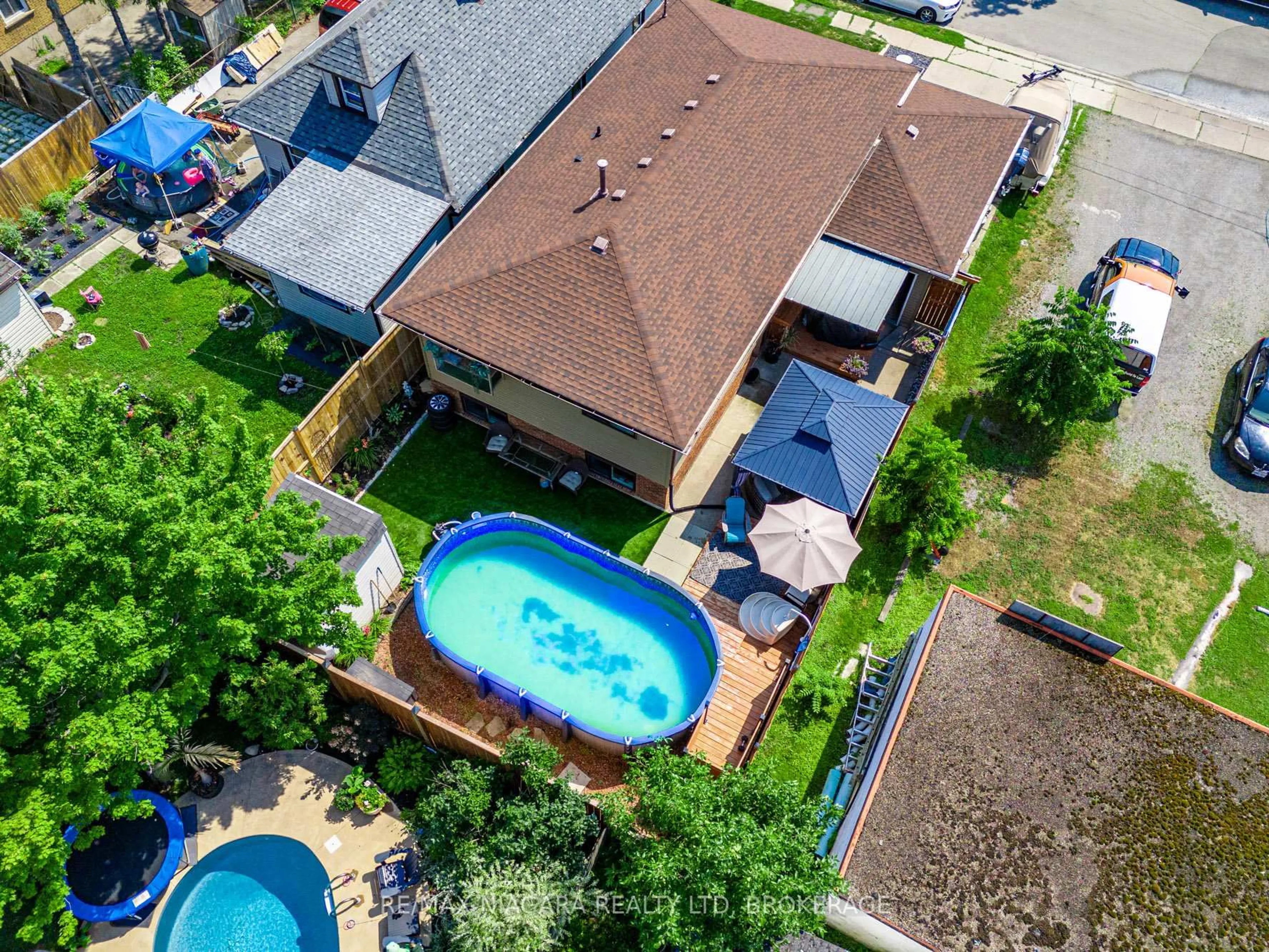 A pic from outside/outdoor area/front of a property/back of a property/a pic from drone, water/lake/river/ocean view for 16 HARRIET St, Welland Ontario L3B 2H5