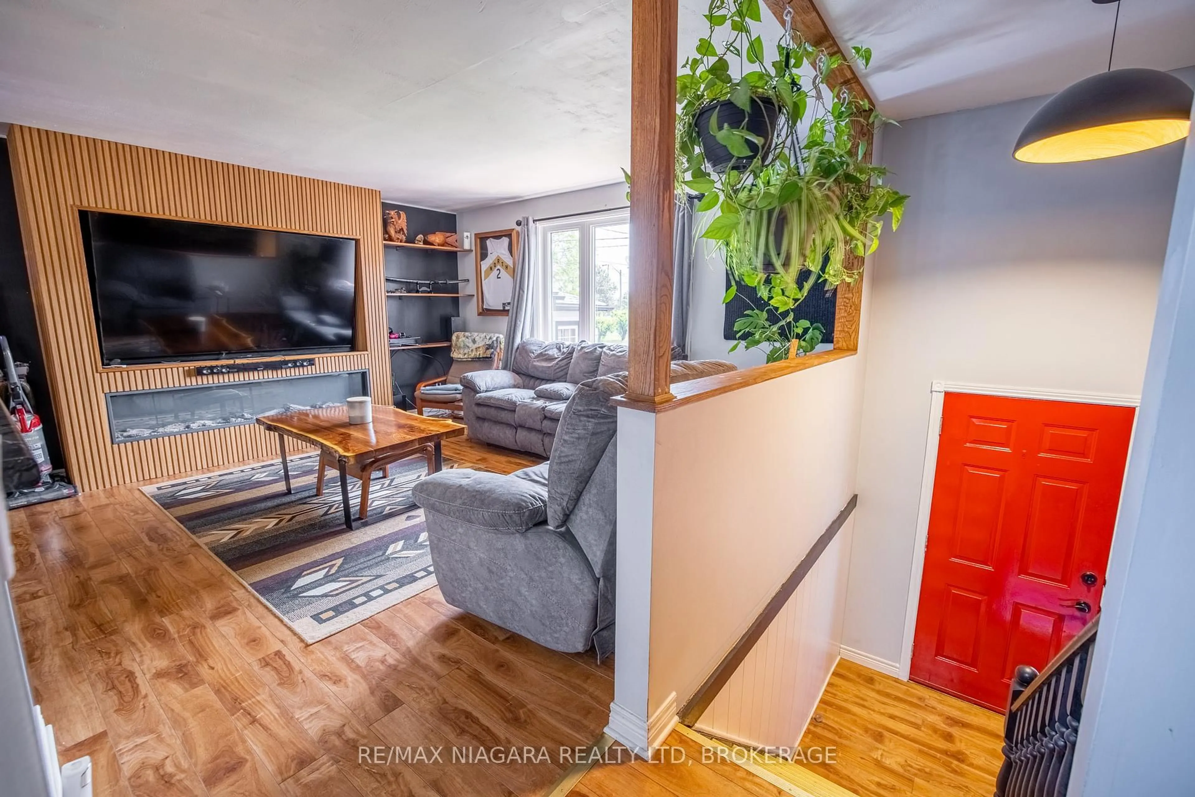 Living room with furniture, wood/laminate floor for 16 HARRIET St, Welland Ontario L3B 2H5