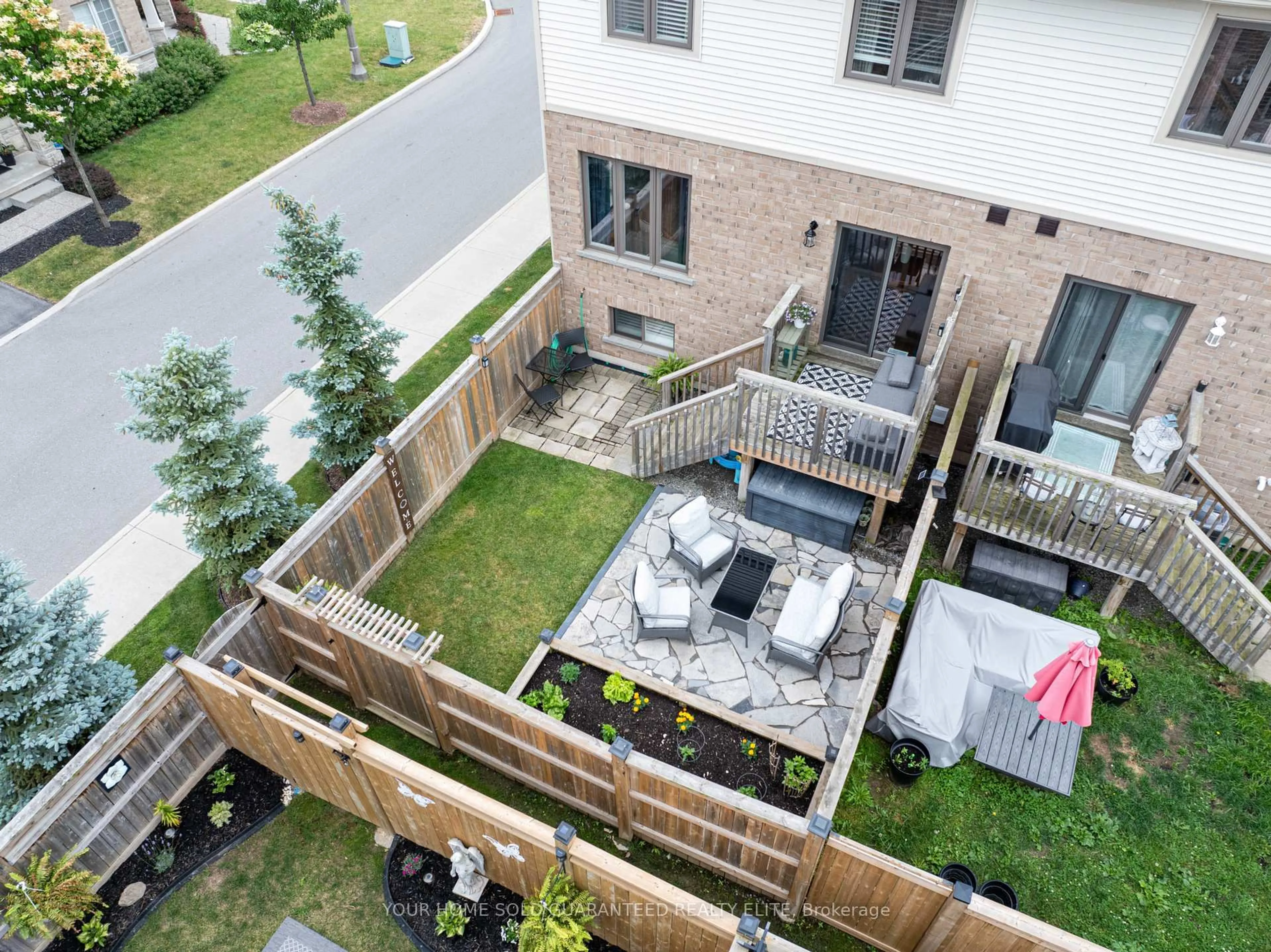 A pic from outside/outdoor area/front of a property/back of a property/a pic from drone, unknown for 43 Dunrobin Lane, Grimsby Ontario L3M 0H4