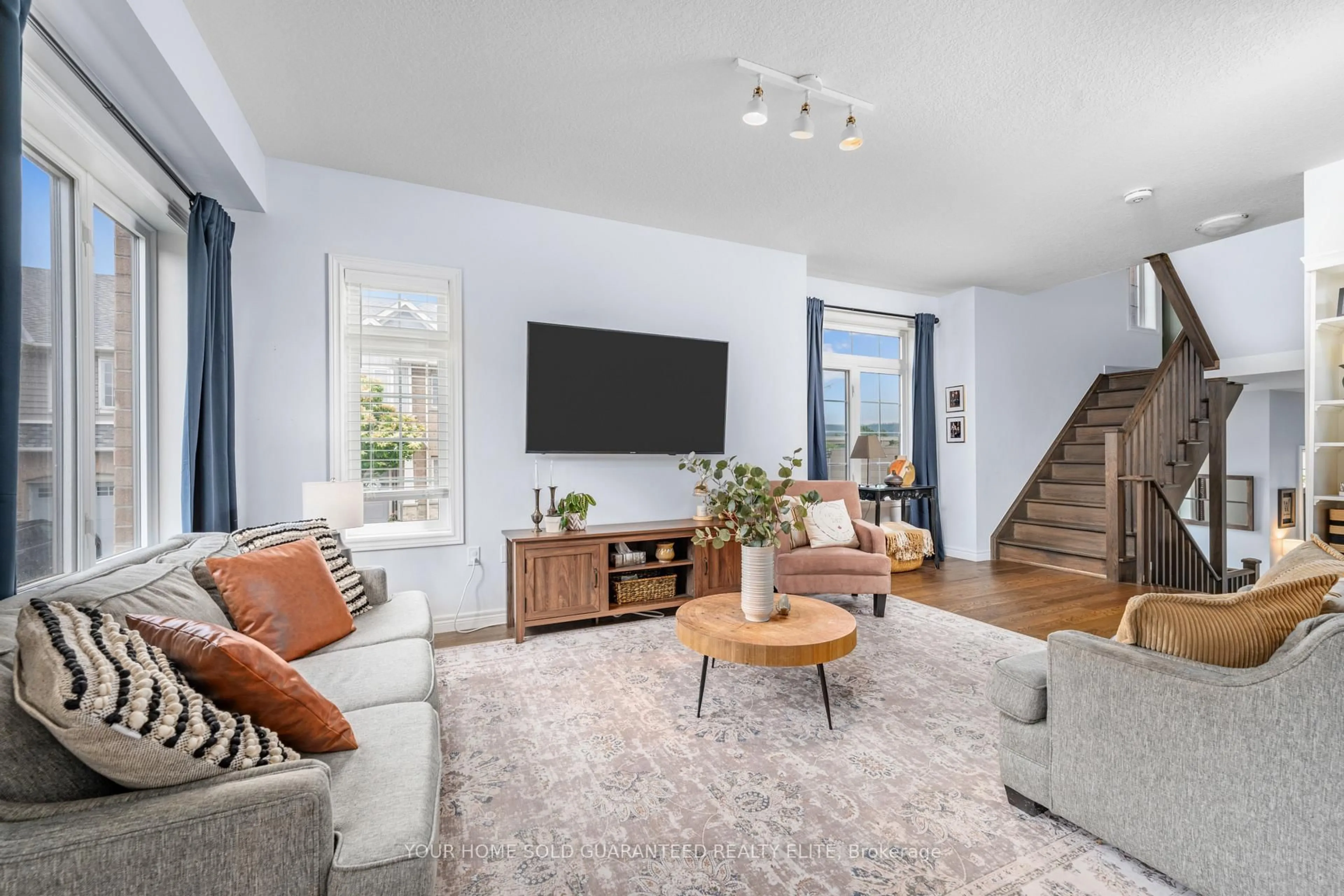 Living room with furniture, unknown for 43 Dunrobin Lane, Grimsby Ontario L3M 0H4