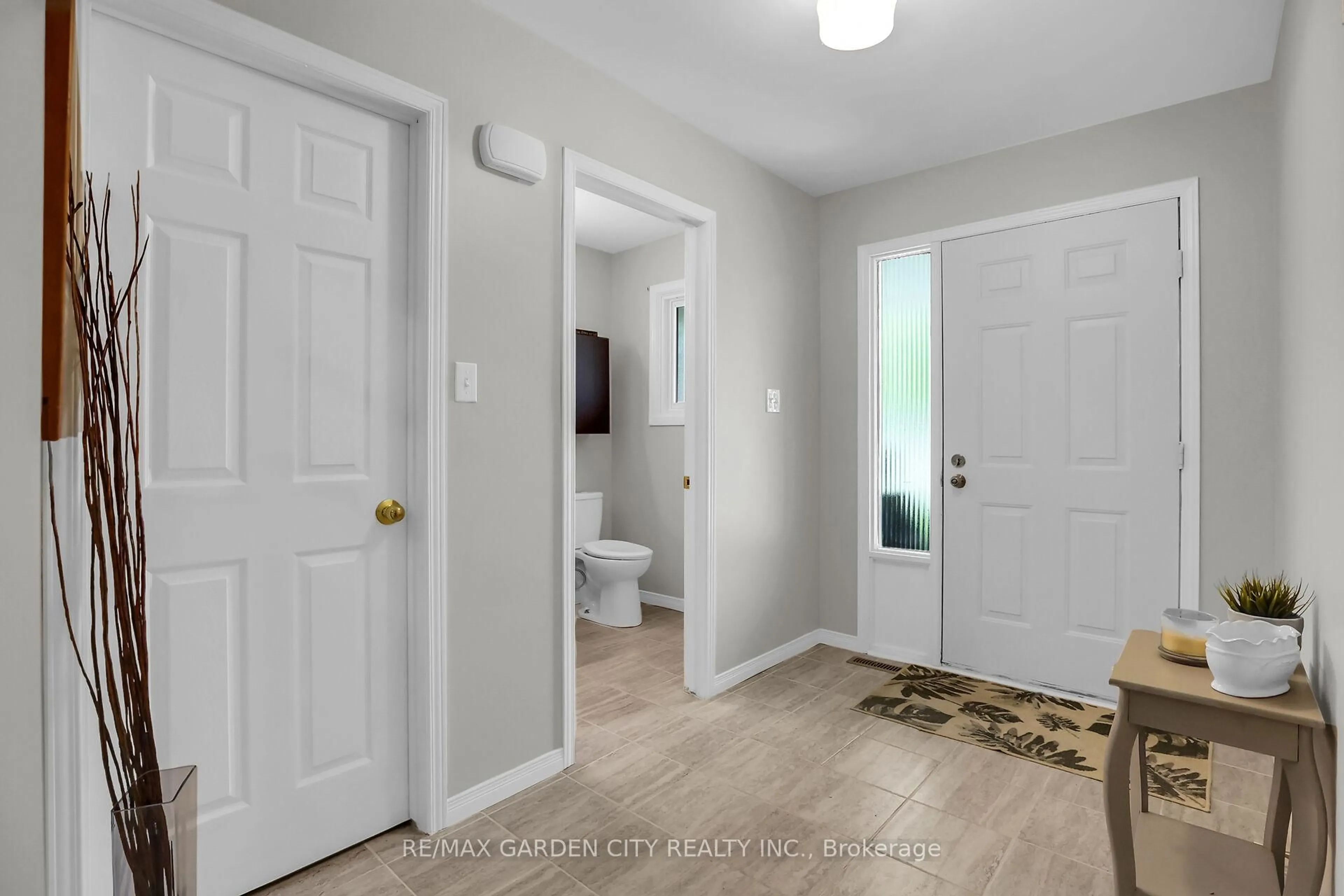 Indoor entryway for 4542 Ivy Gardens Cres, Lincoln Ontario L3J 0B3
