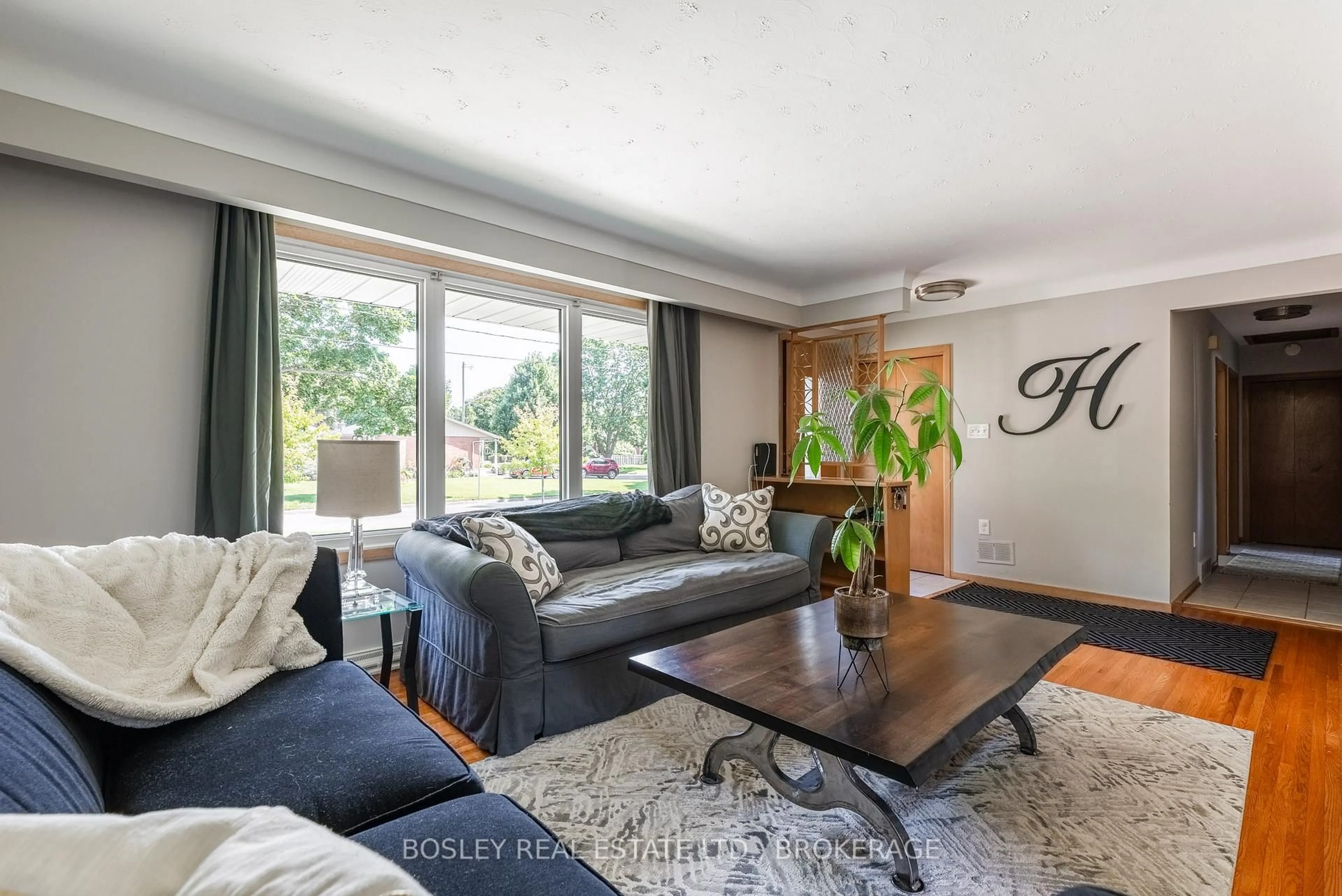Living room with furniture, unknown for 60 Royal Manor Dr, St. Catharines Ontario L2M 4L6