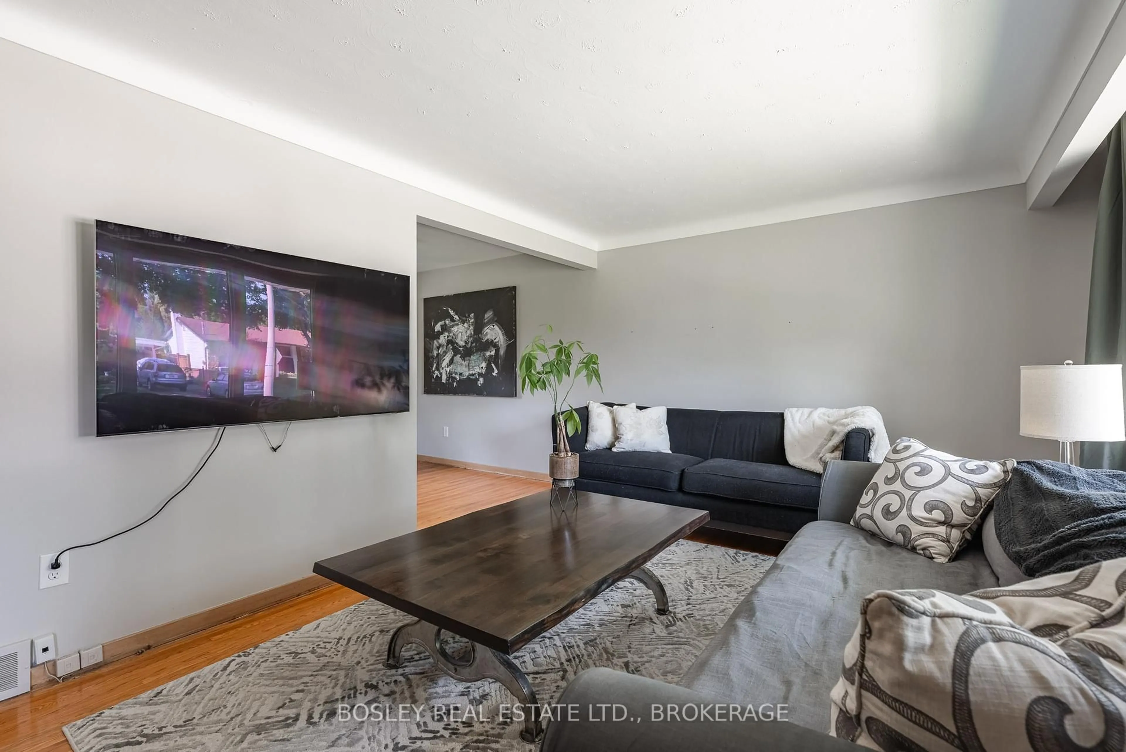 Living room with furniture, unknown for 60 Royal Manor Dr, St. Catharines Ontario L2M 4L6