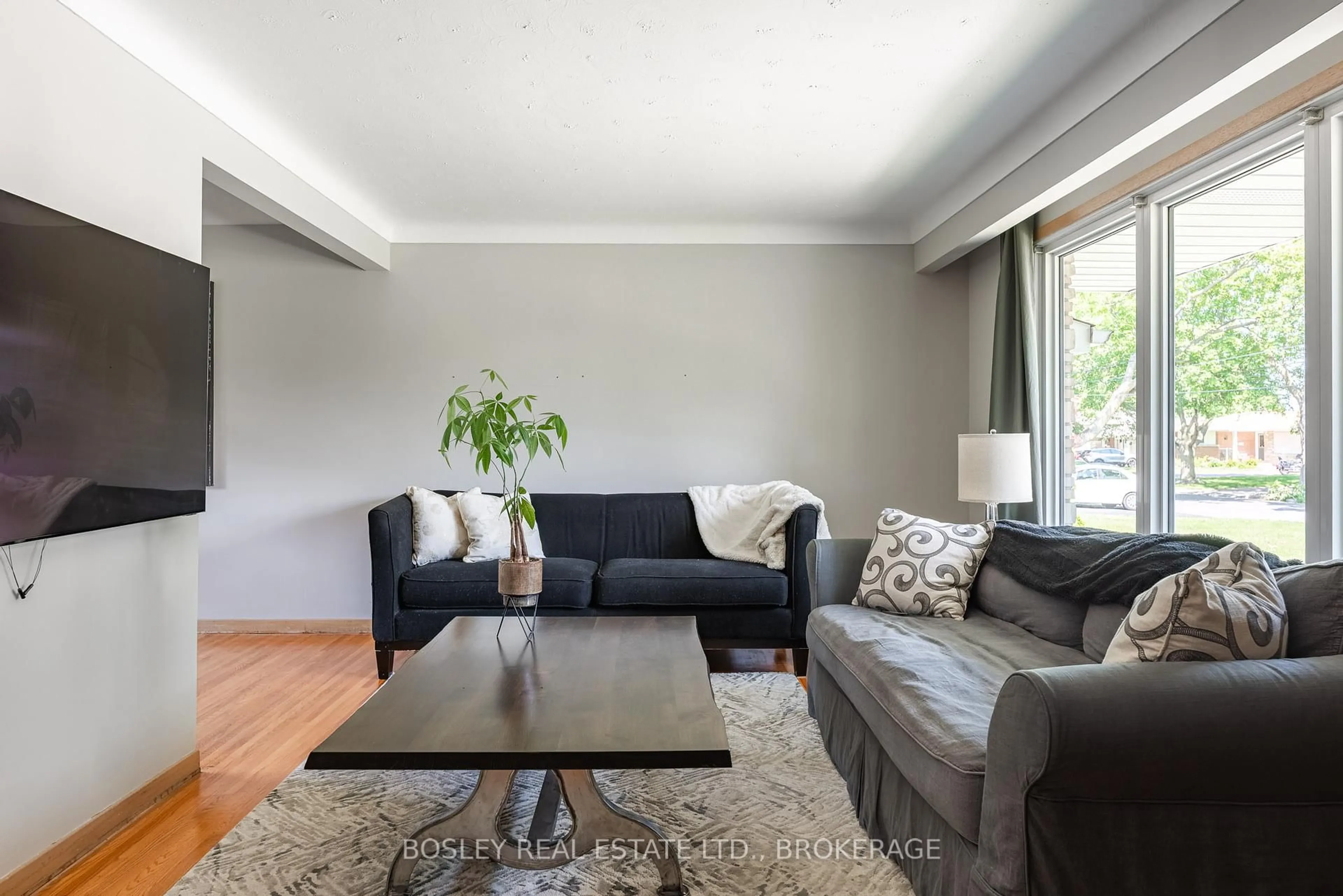Living room with furniture, unknown for 60 Royal Manor Dr, St. Catharines Ontario L2M 4L6