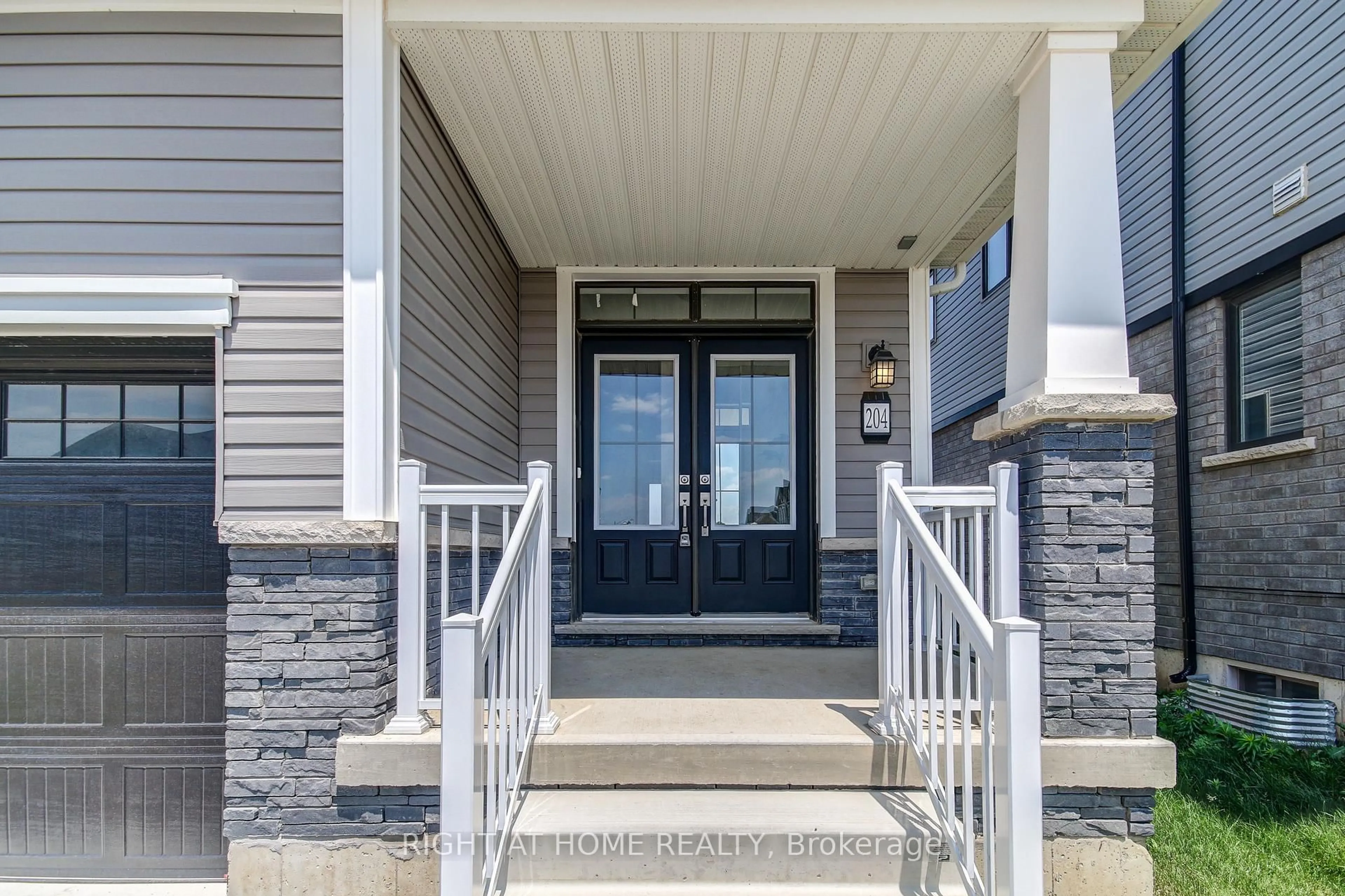 Indoor entryway for 204 Wilmot Rd, Brantford Ontario N3T 5L5