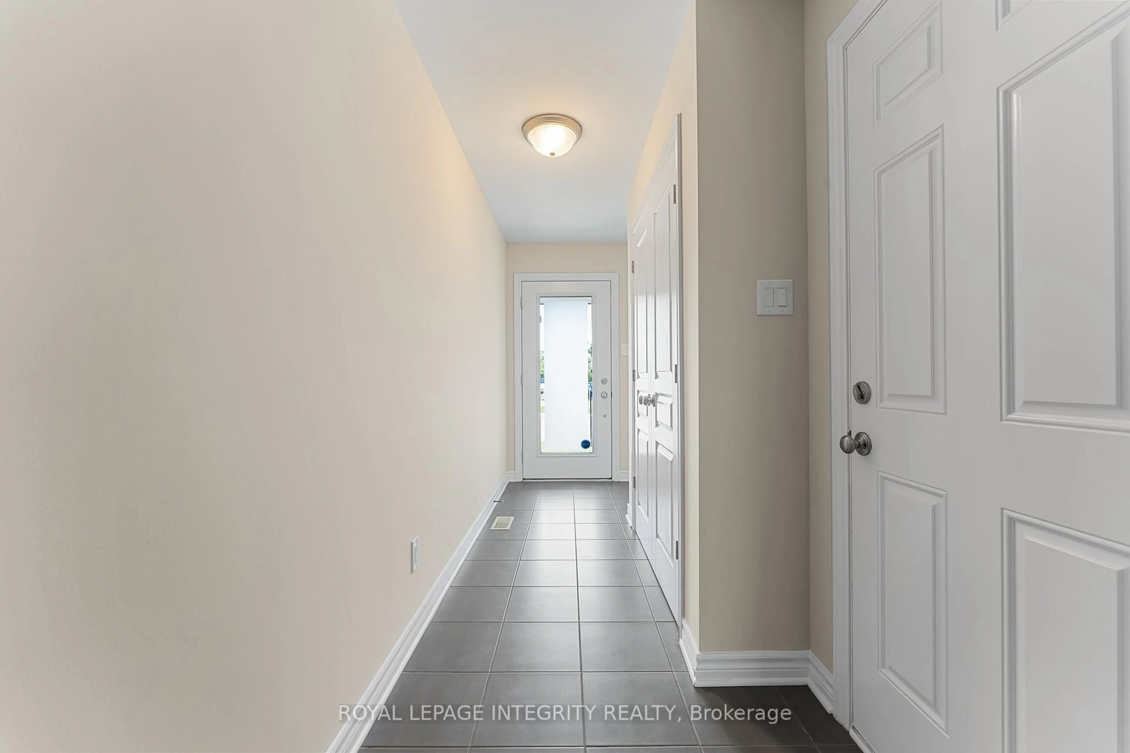 Indoor entryway for 323 Twinflower Way, Ottawa Ontario K2J 5Z6