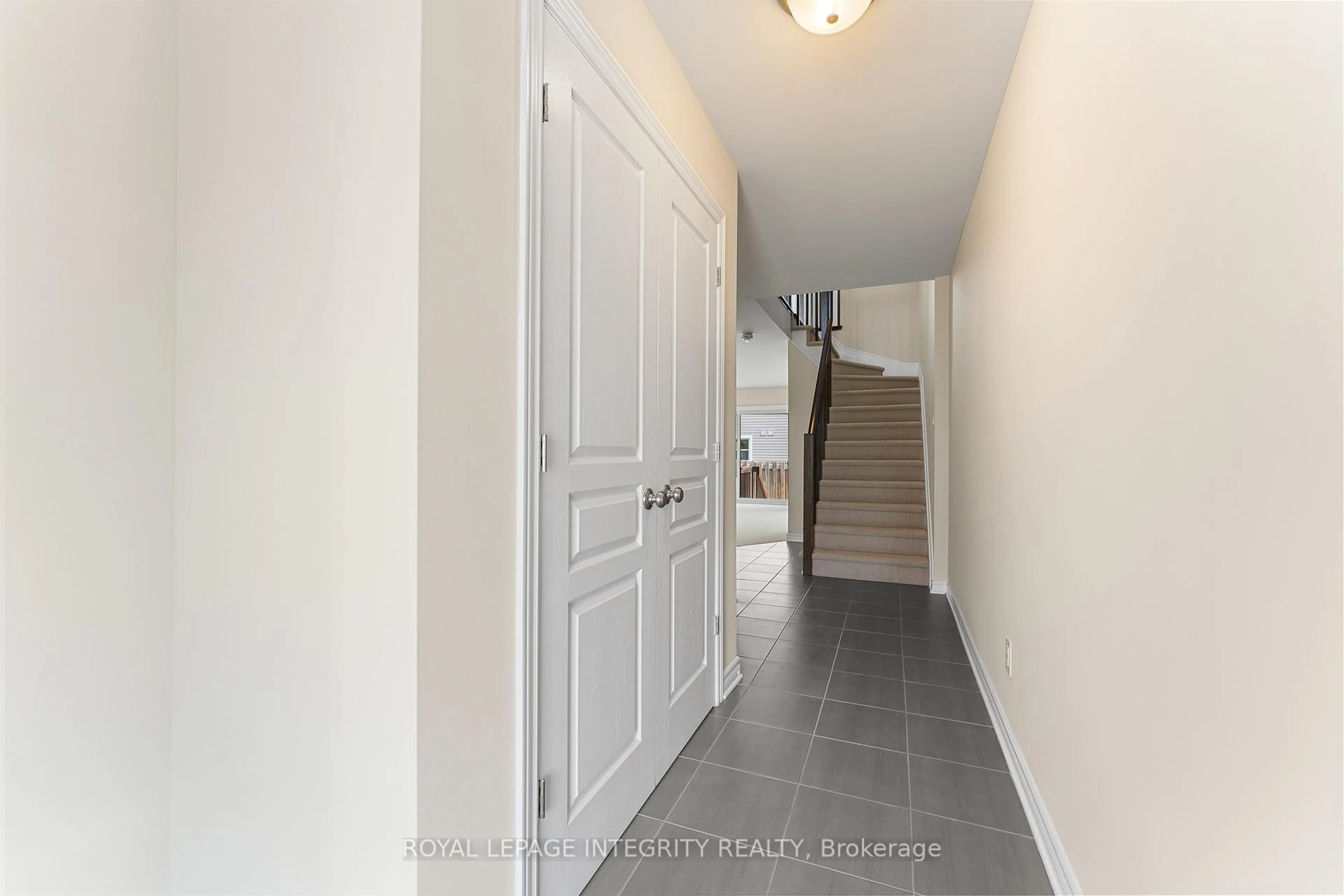 Indoor entryway for 323 Twinflower Way, Ottawa Ontario K2J 5Z6