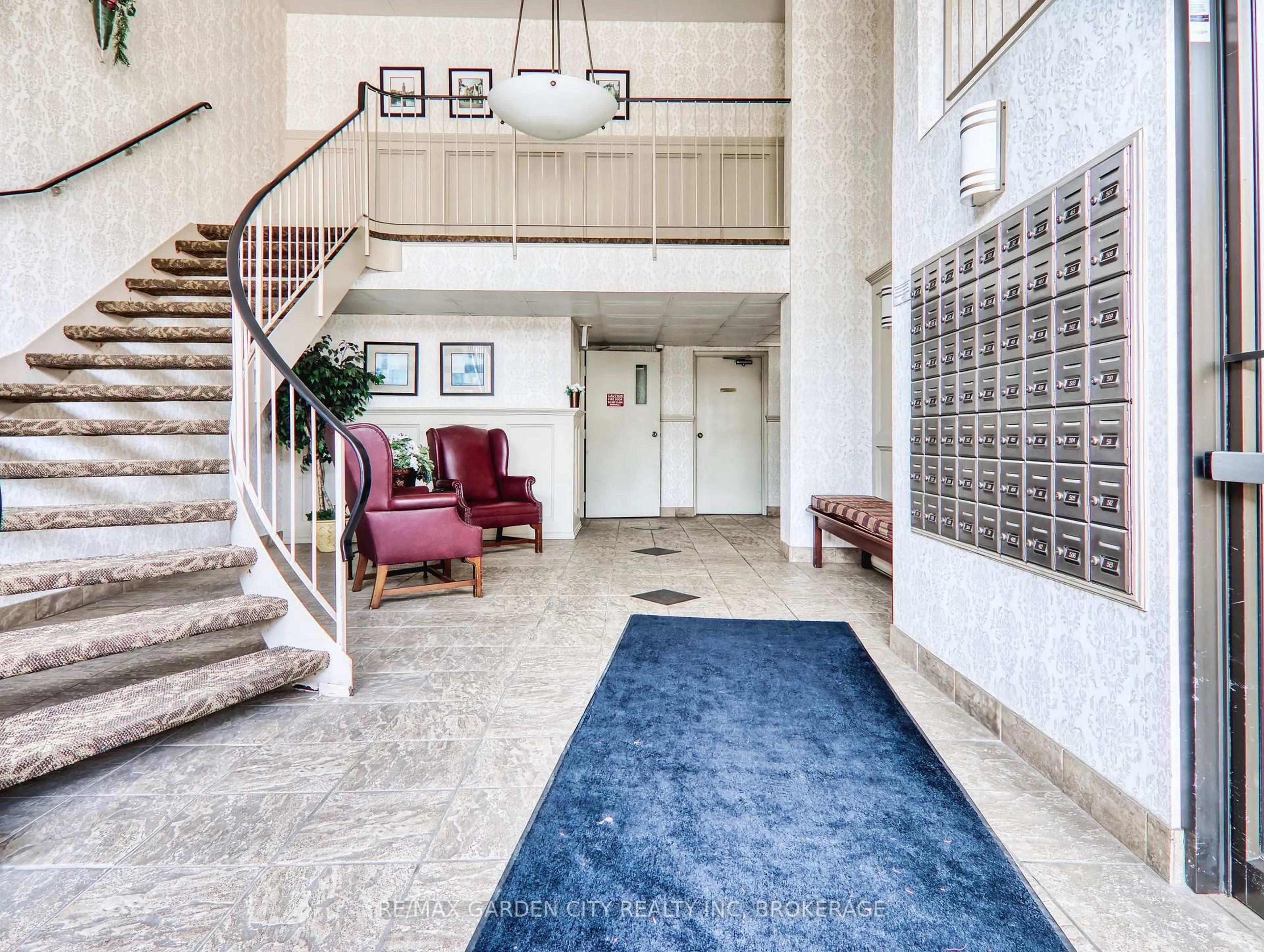 Indoor foyer for 276 OAKDALE Ave #110, St. Catharines Ontario L2P 3S5