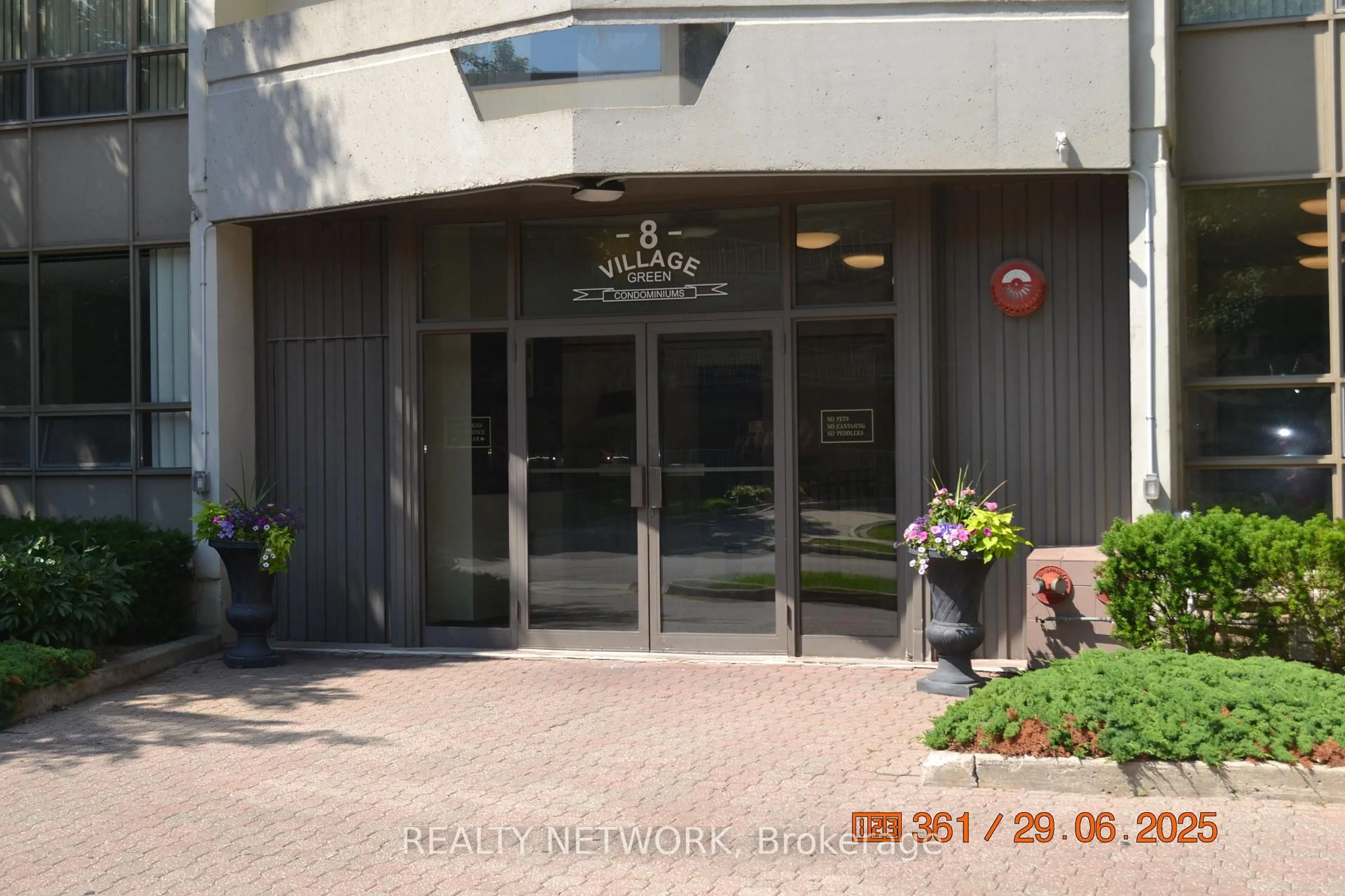 Indoor foyer for 8 Village Green Blvd #811, Hamilton Ontario L8G 5B8