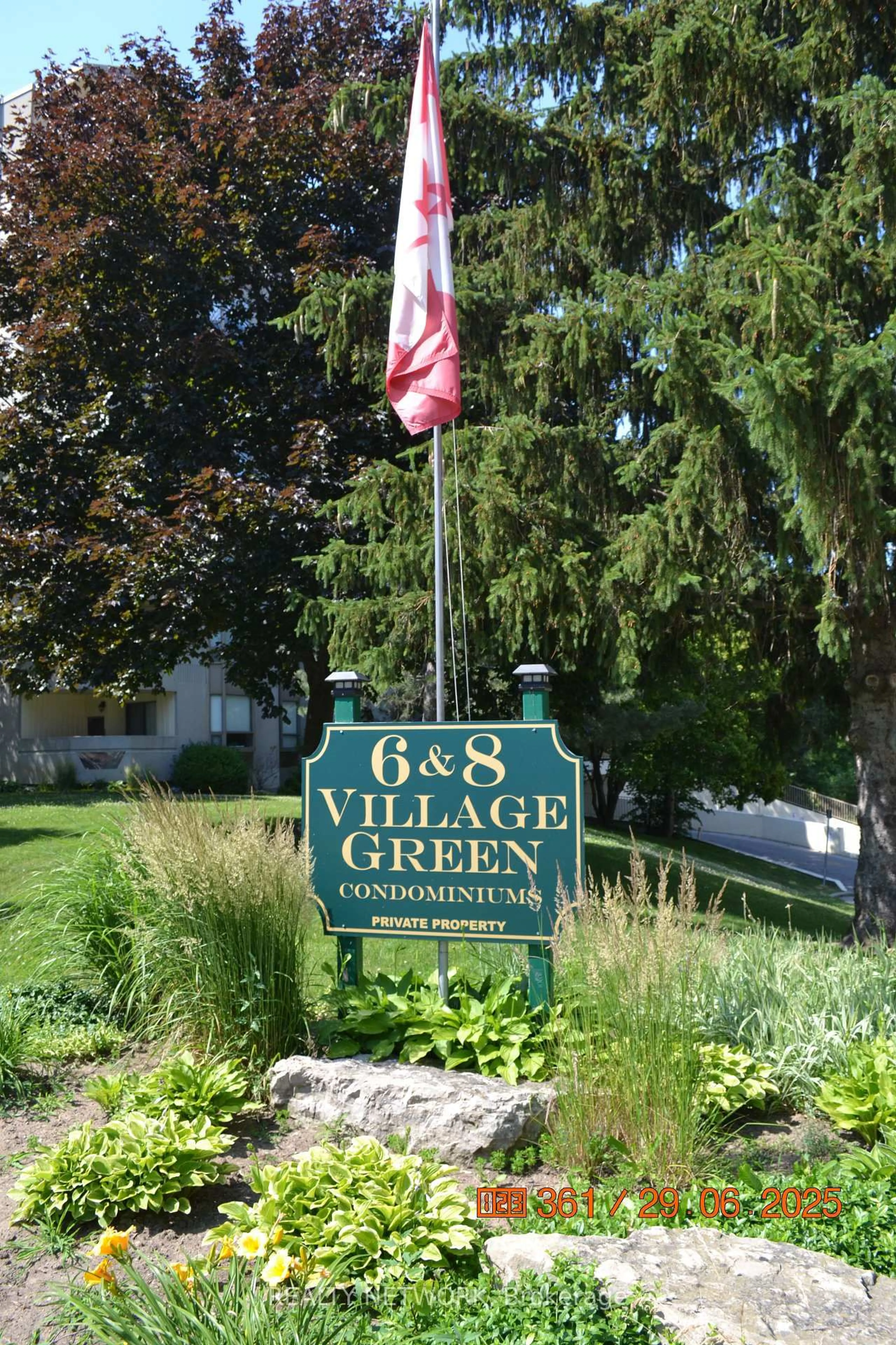 Indoor foyer for 8 Village Green Blvd #811, Hamilton Ontario L8G 5B8