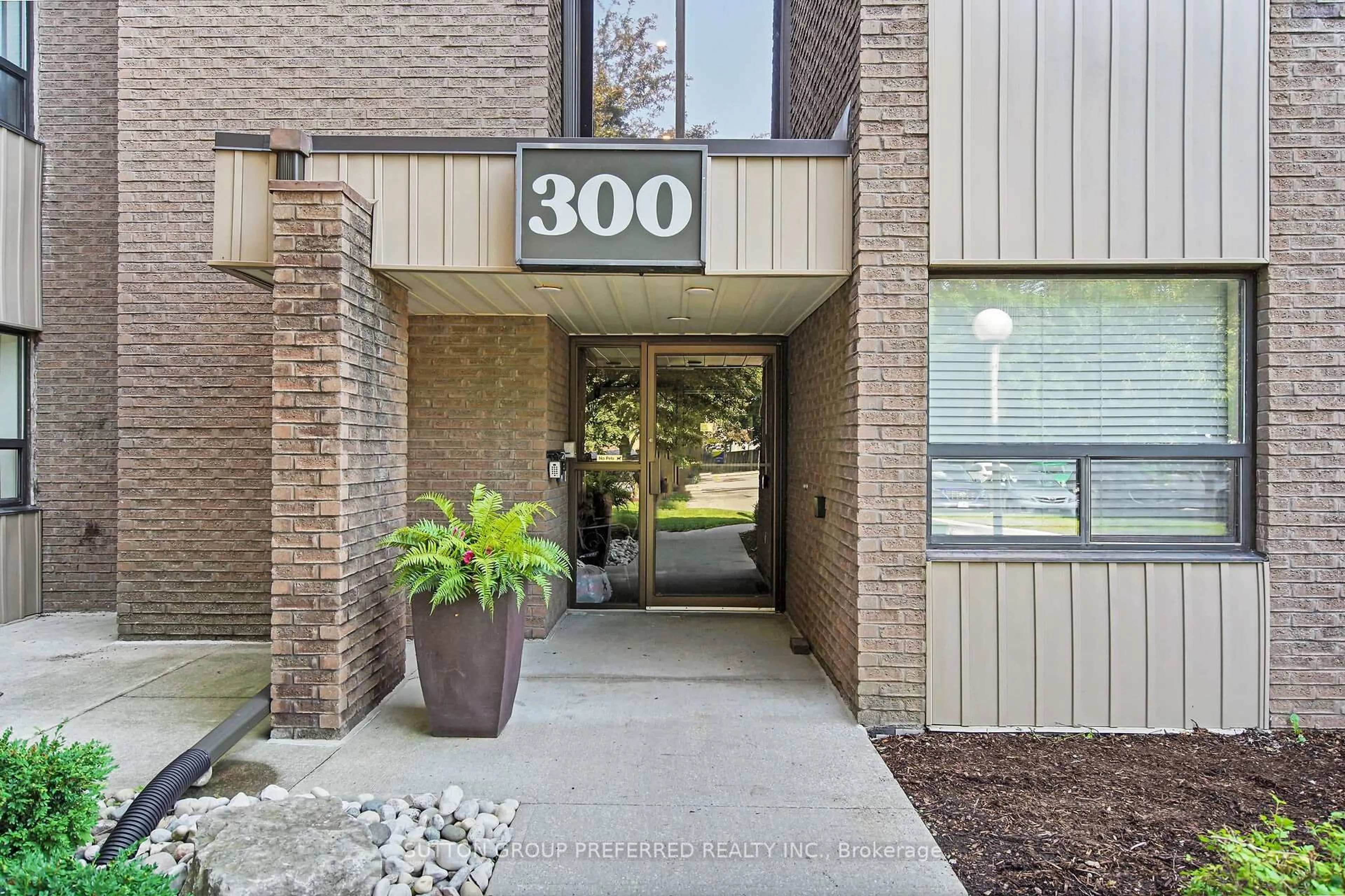 Indoor foyer for 300 Everglade Cres #213, London North Ontario N6H 4P8