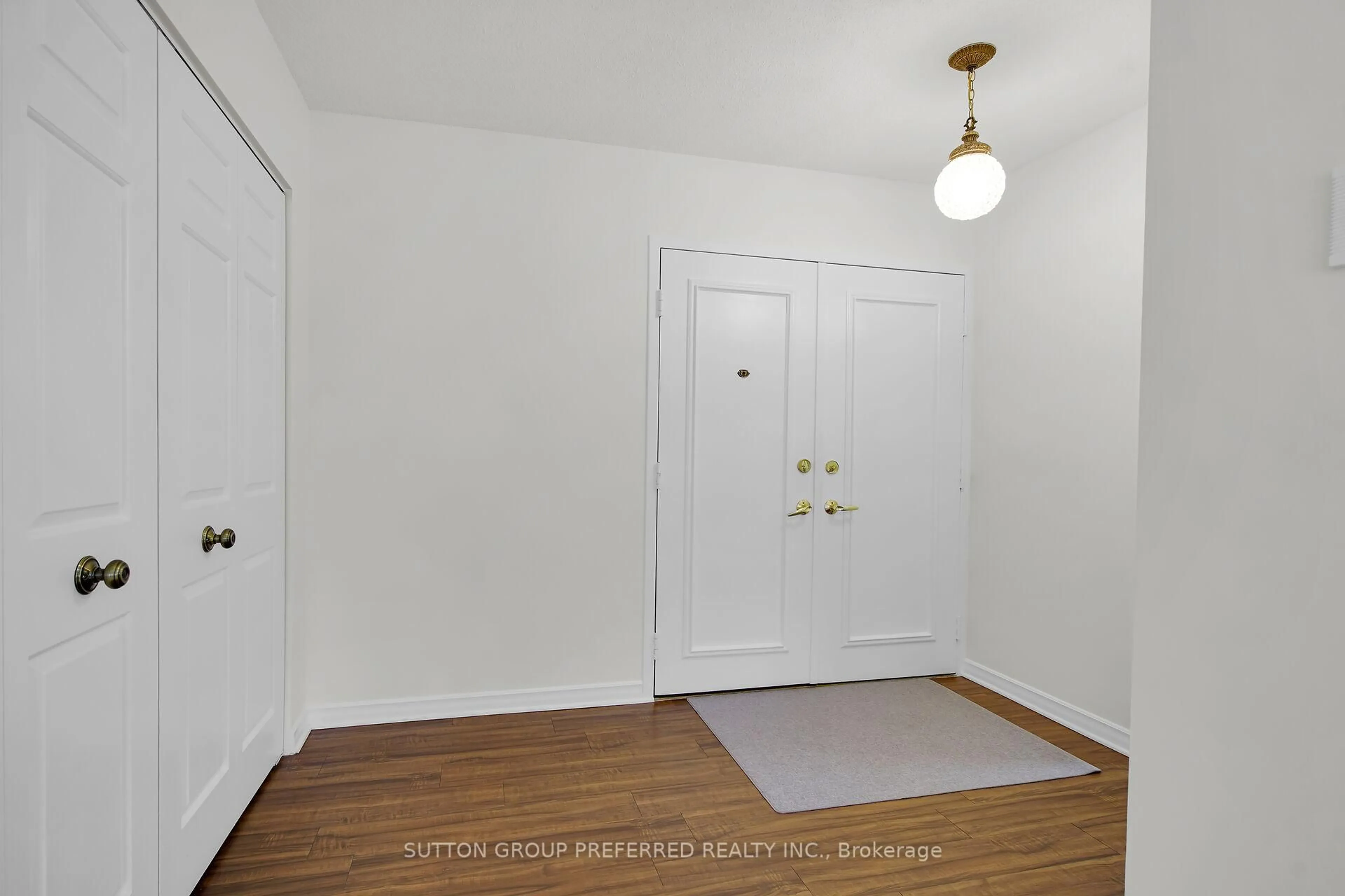 Indoor entryway for 300 Everglade Cres #213, London North Ontario N6H 4P8