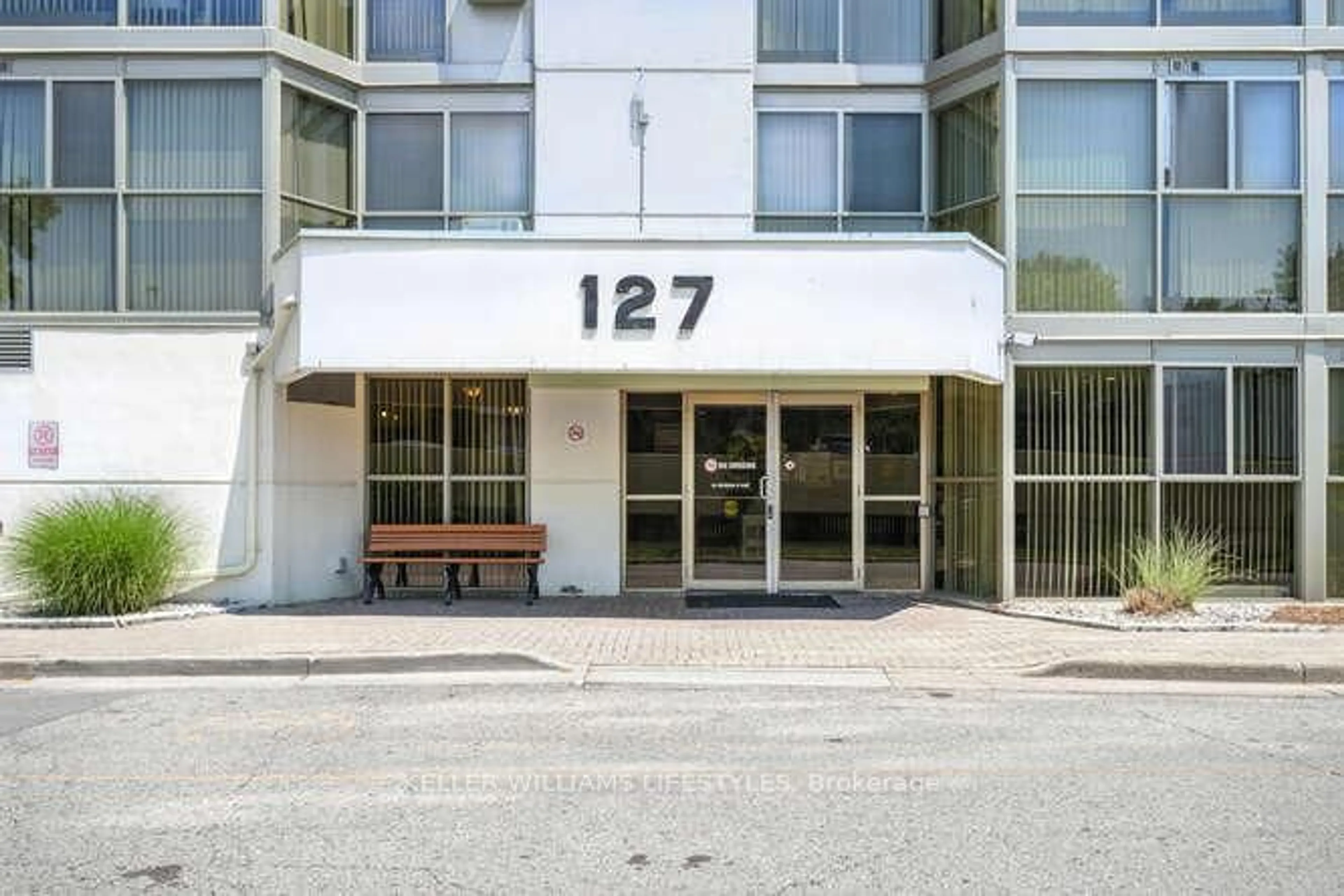 Indoor foyer for 127 Belmont Dr #701, London South Ontario N6J 4J7