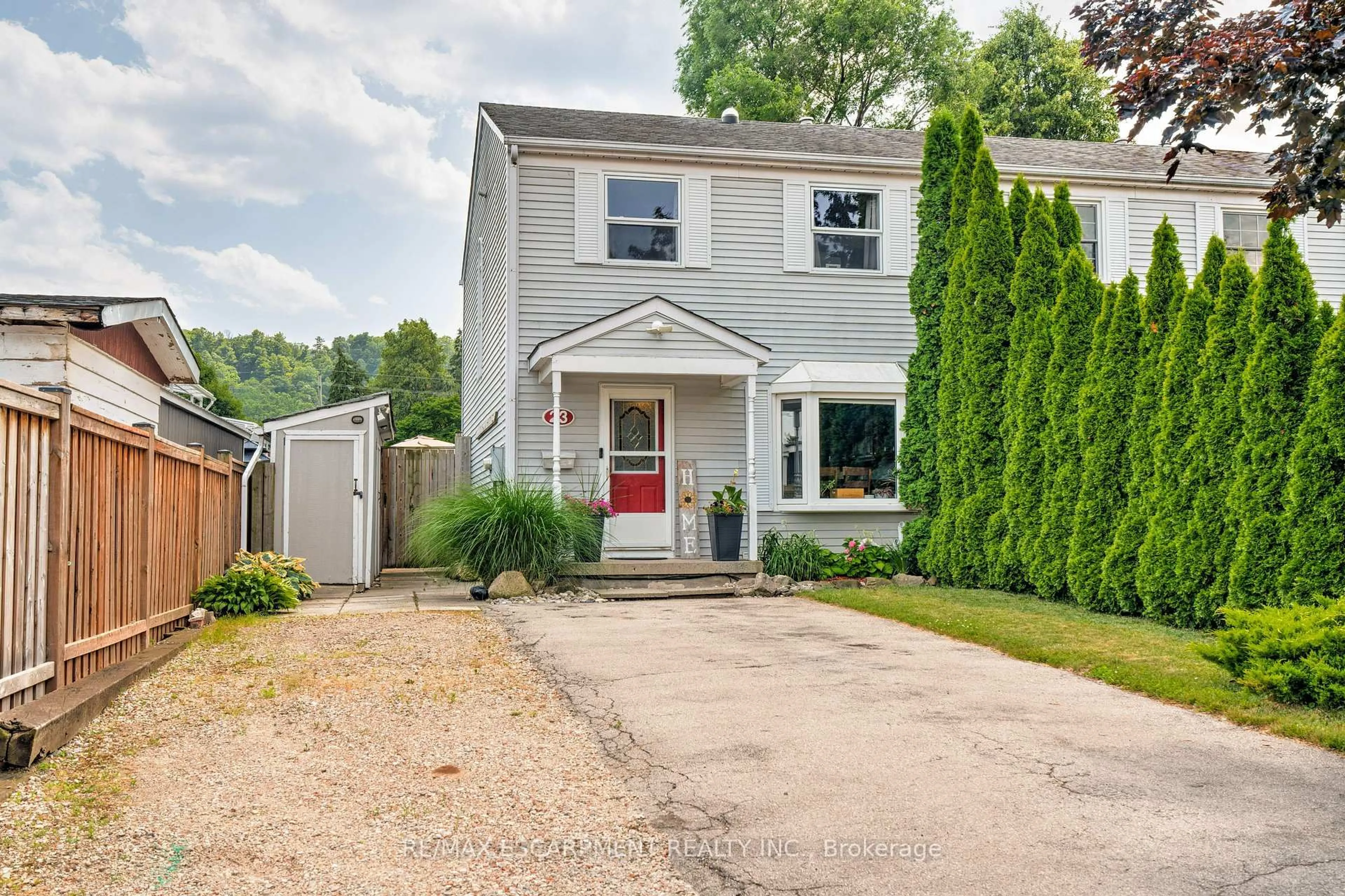 Home with vinyl exterior material, street for 23 Niagara St, Grimsby Ontario L3M 5J4
