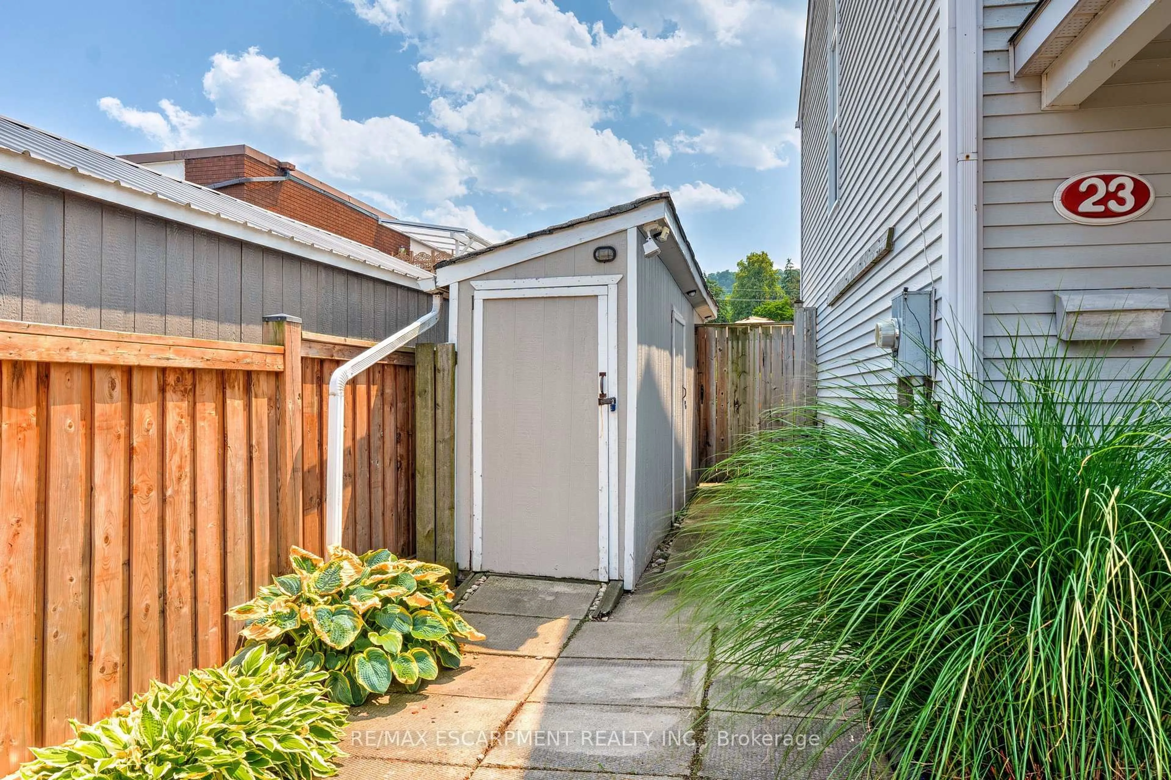 Unknown for 23 Niagara St, Grimsby Ontario L3M 5J4