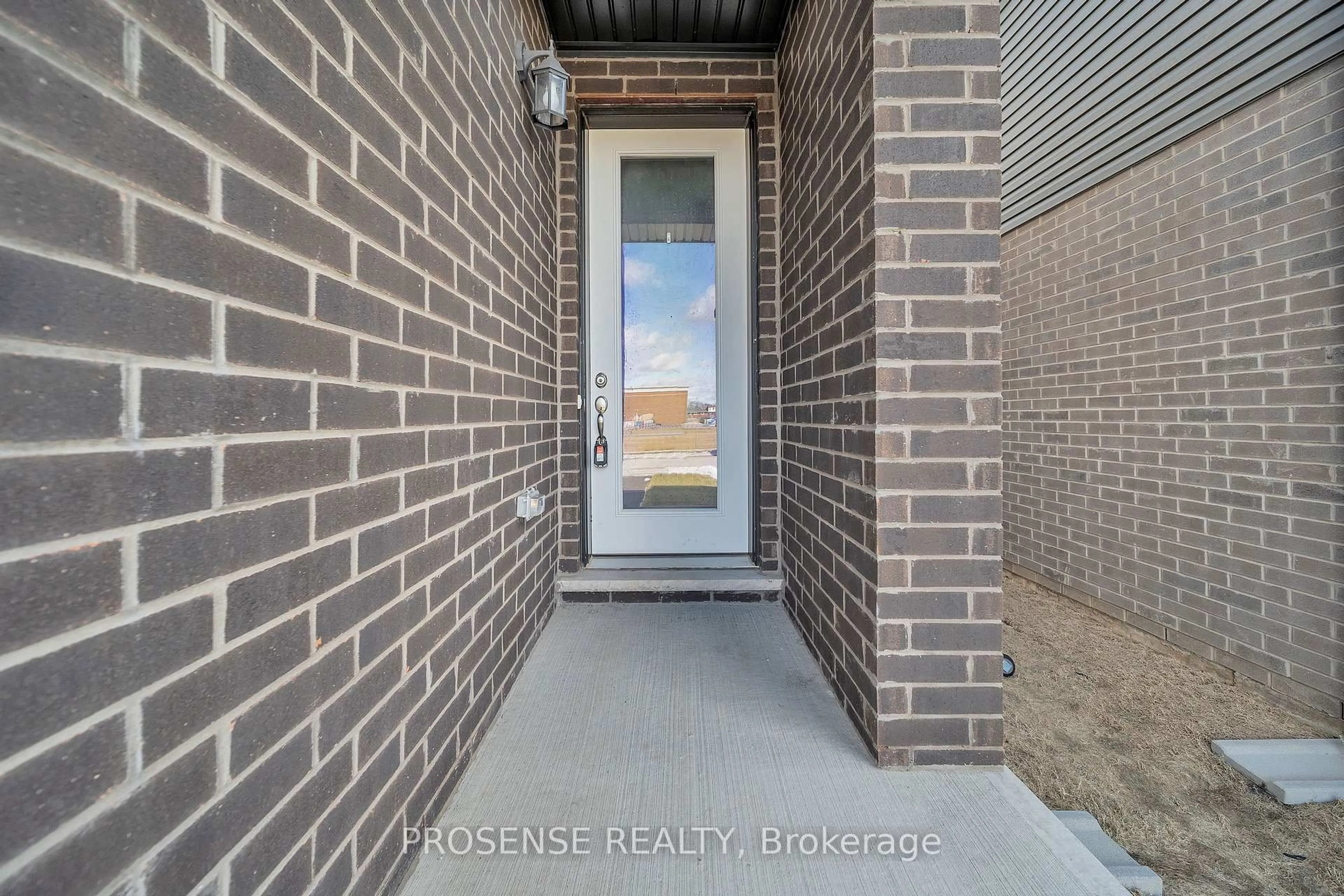 Indoor entryway for 99 Louise St, Welland Ontario L3B 0J8