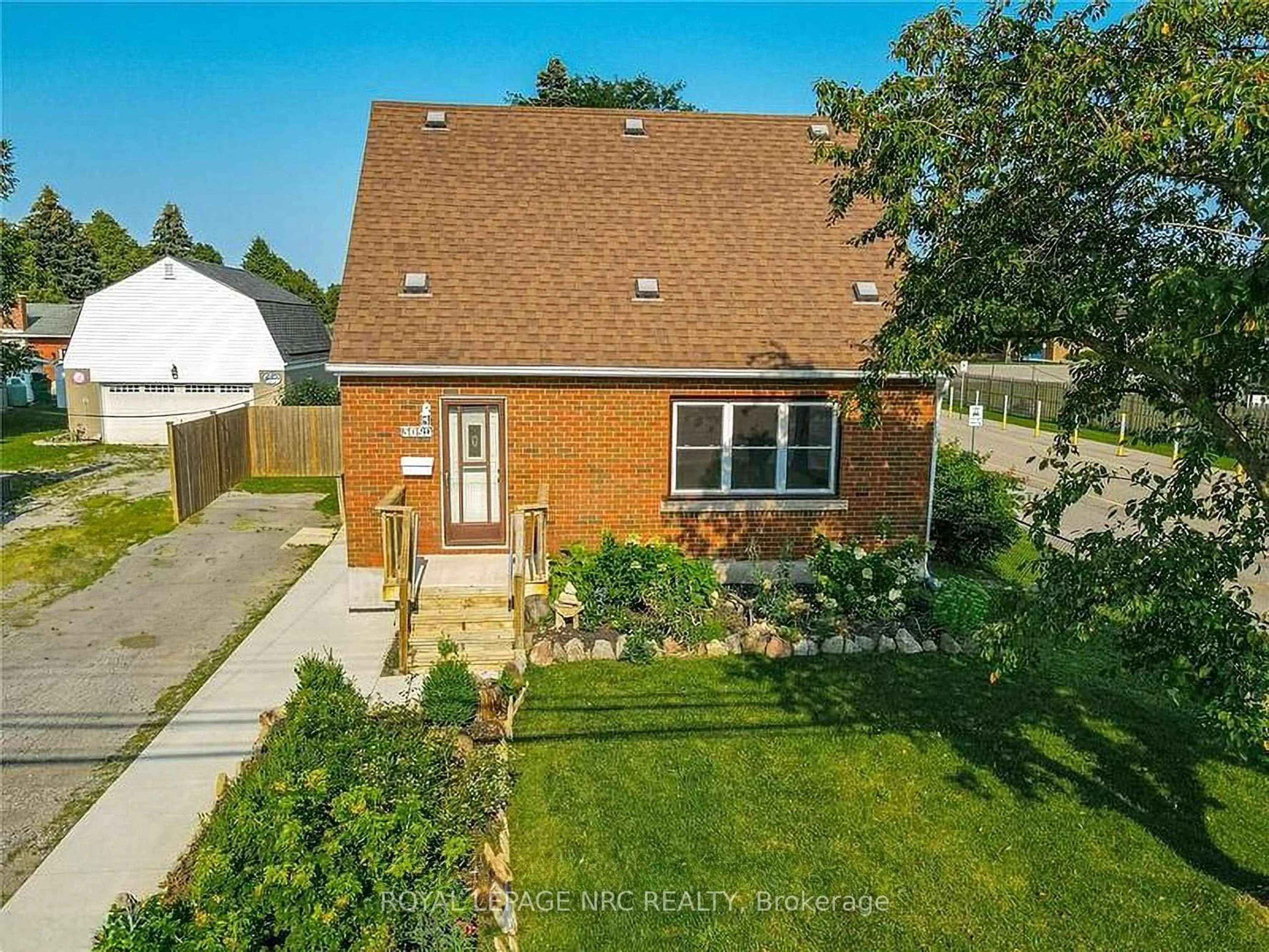 A pic from outside/outdoor area/front of a property/back of a property/a pic from drone, street for 3090 Dorchester Rd, Niagara Falls Ontario L2J 2Z7