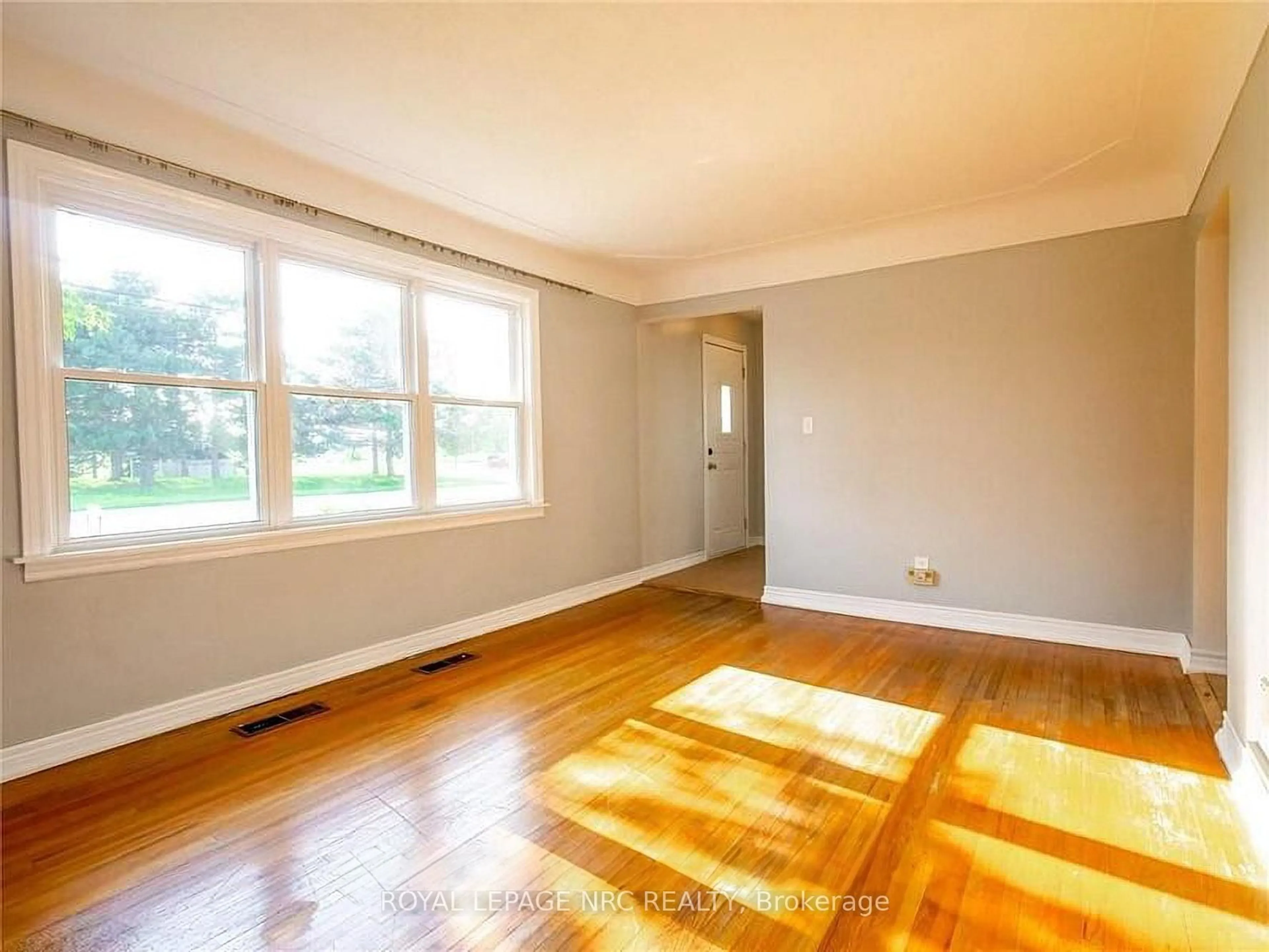 A pic of a room for 3090 Dorchester Rd, Niagara Falls Ontario L2J 2Z7