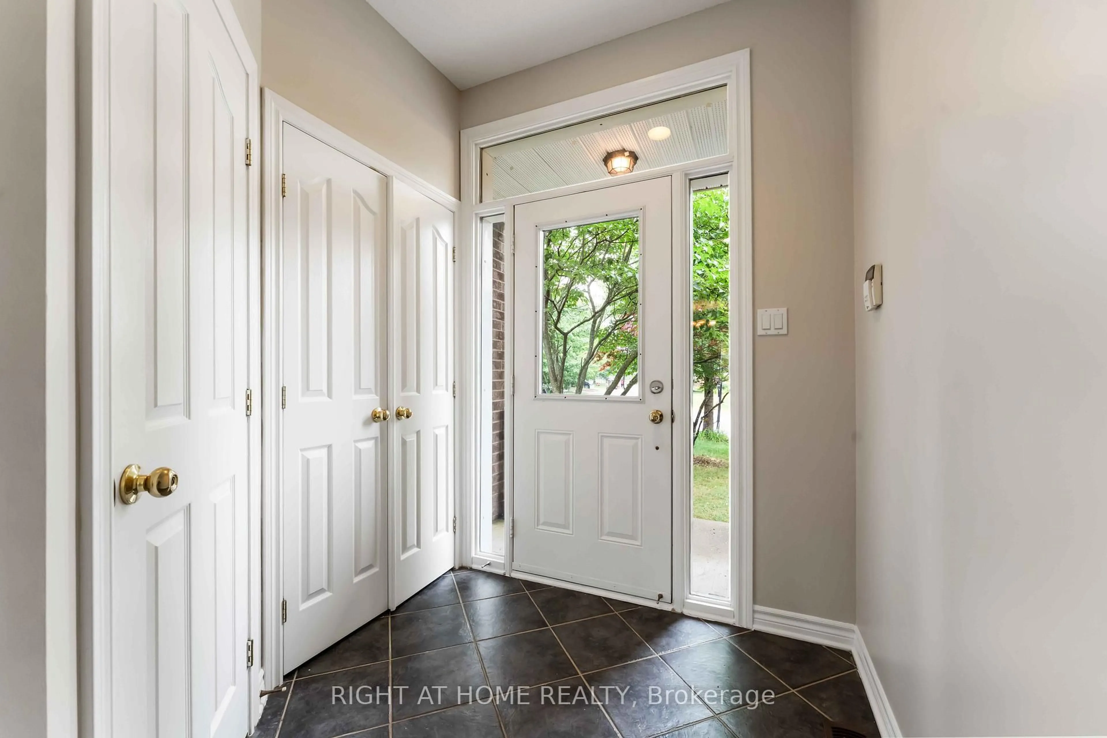 Indoor entryway for 218 Tandalee Cres, Ottawa Ontario K2M 0A2