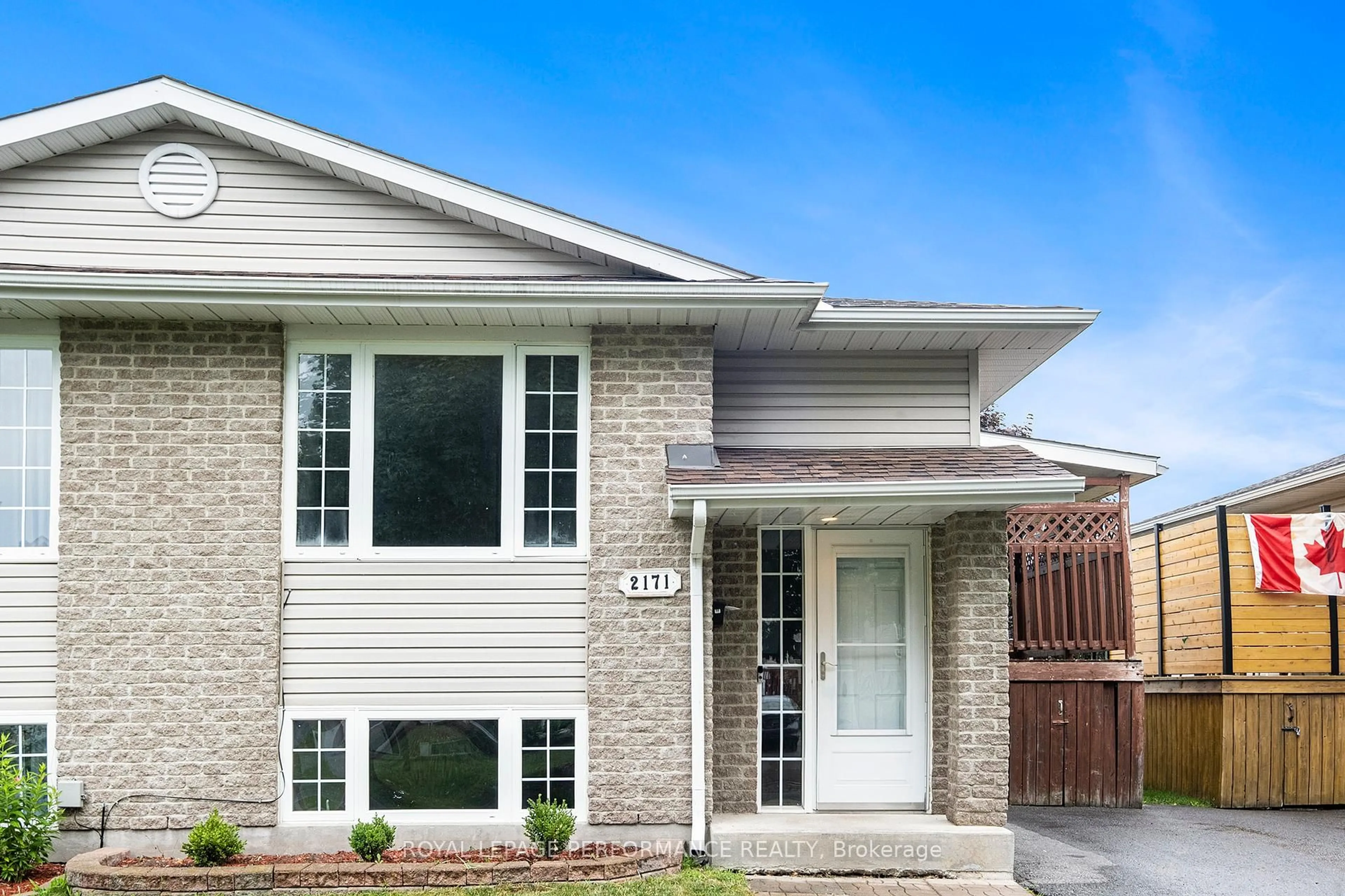 Home with vinyl exterior material, street for 2171 Glen Brook Dr, Cornwall Ontario K6H 7N2
