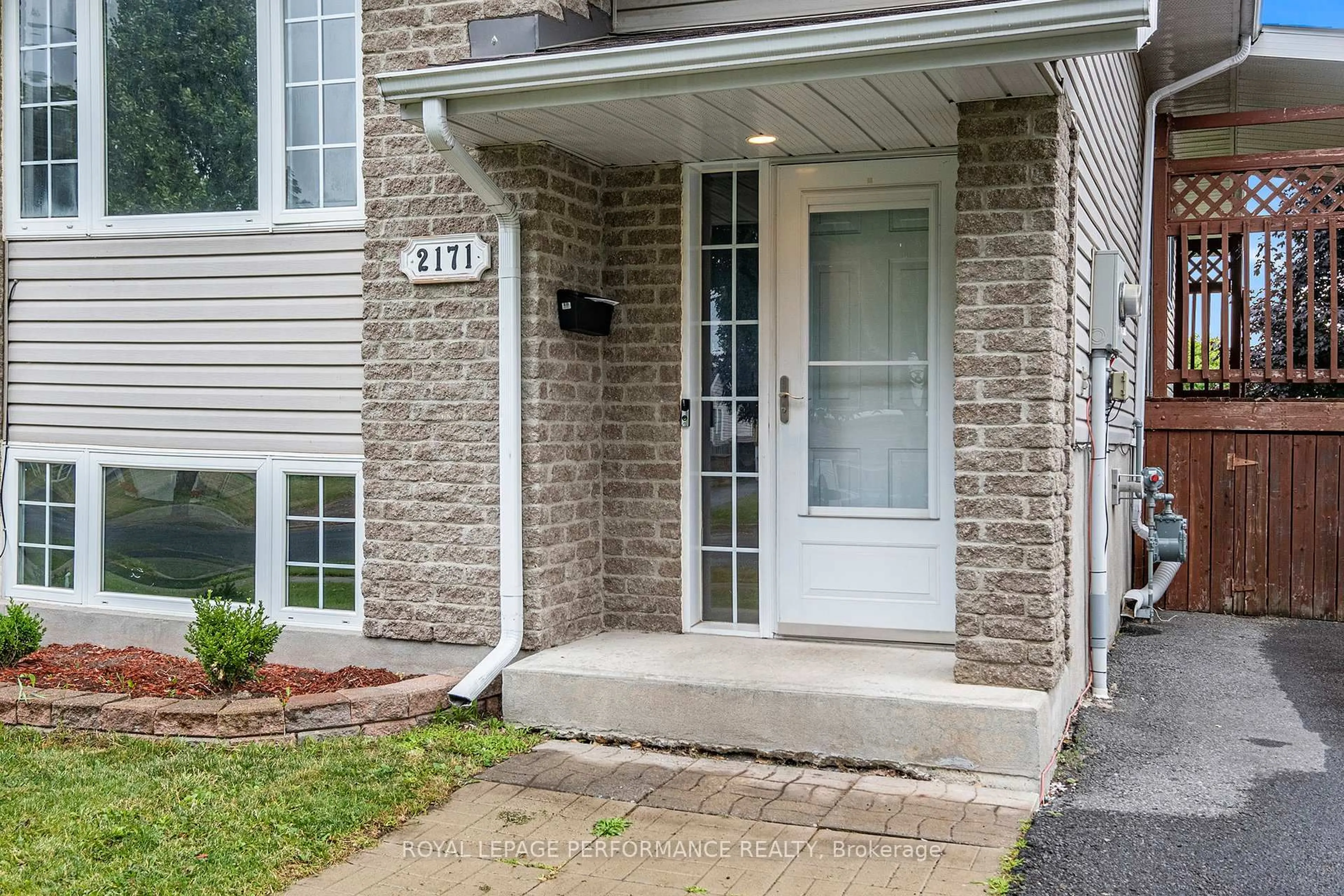 Indoor entryway for 2171 Glen Brook Dr, Cornwall Ontario K6H 7N2