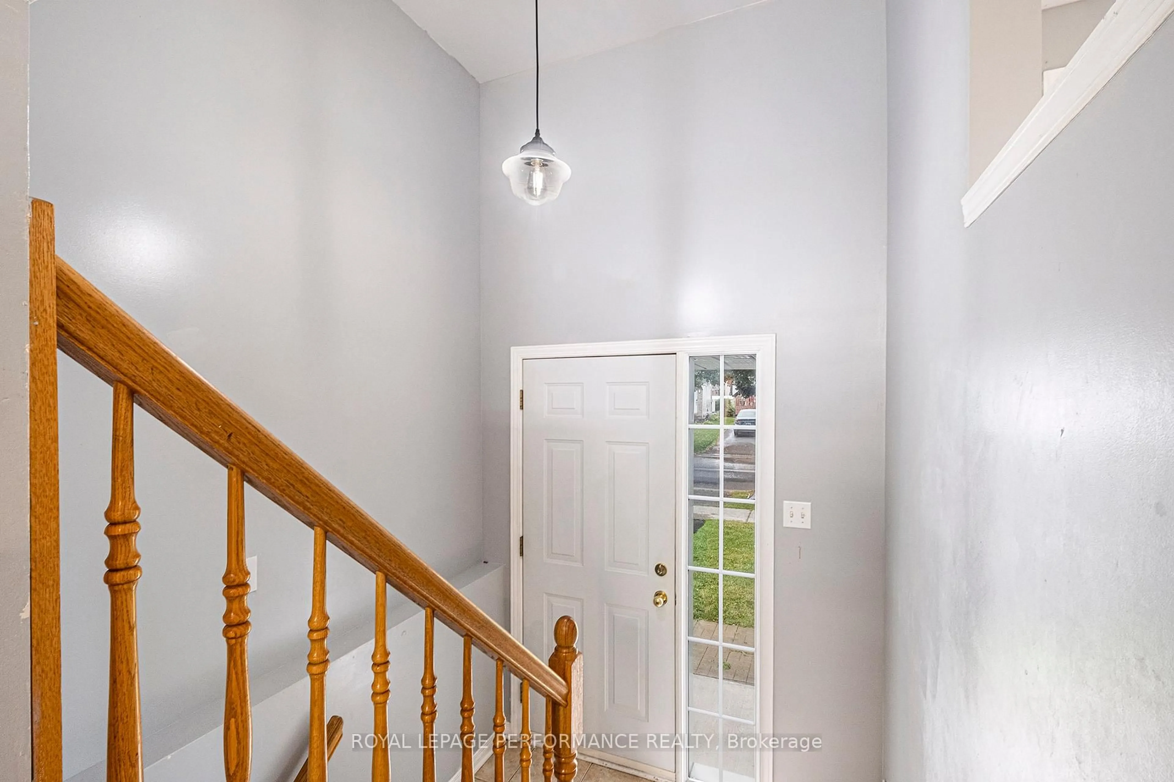 Indoor entryway for 2171 Glen Brook Dr, Cornwall Ontario K6H 7N2