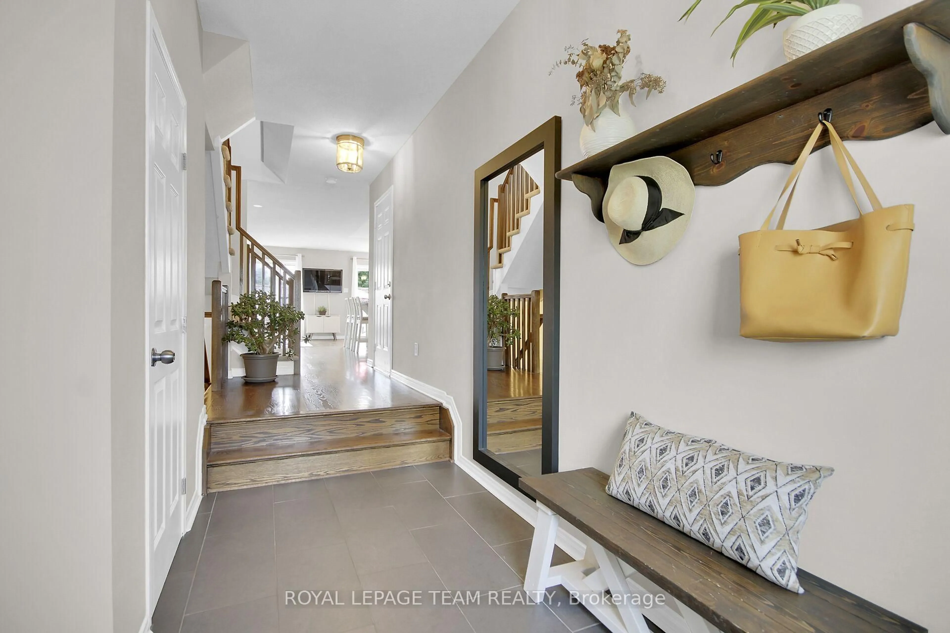 Indoor entryway for 312 Amici Terr, Ottawa Ontario K2S 0J6