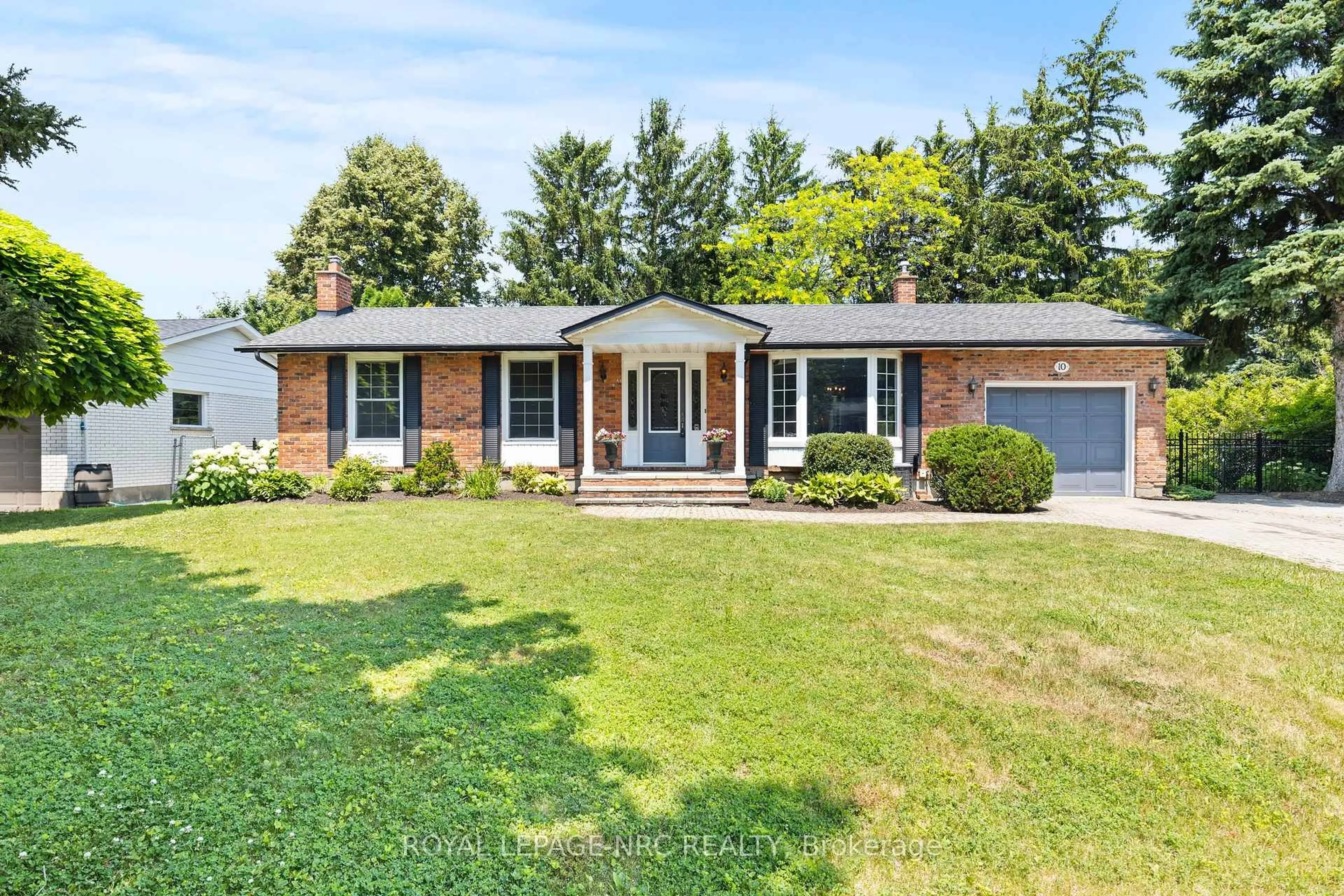 Home with brick exterior material, street for 10 Upper Canada Dr, Niagara-on-the-Lake Ontario L0S 1J0