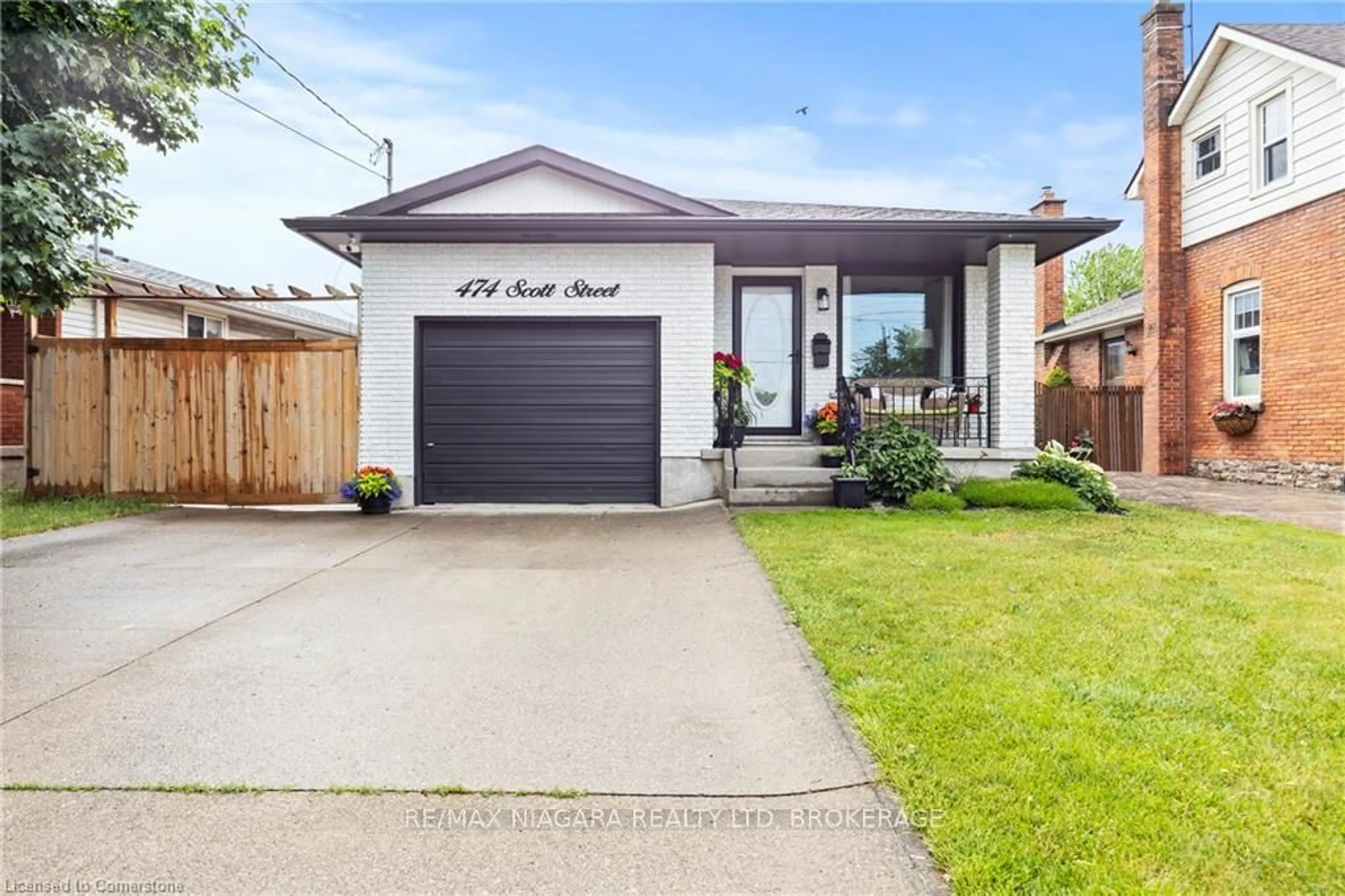 Home with vinyl exterior material, street for 474 Scott St, St. Catharines Ontario L2M 3X2