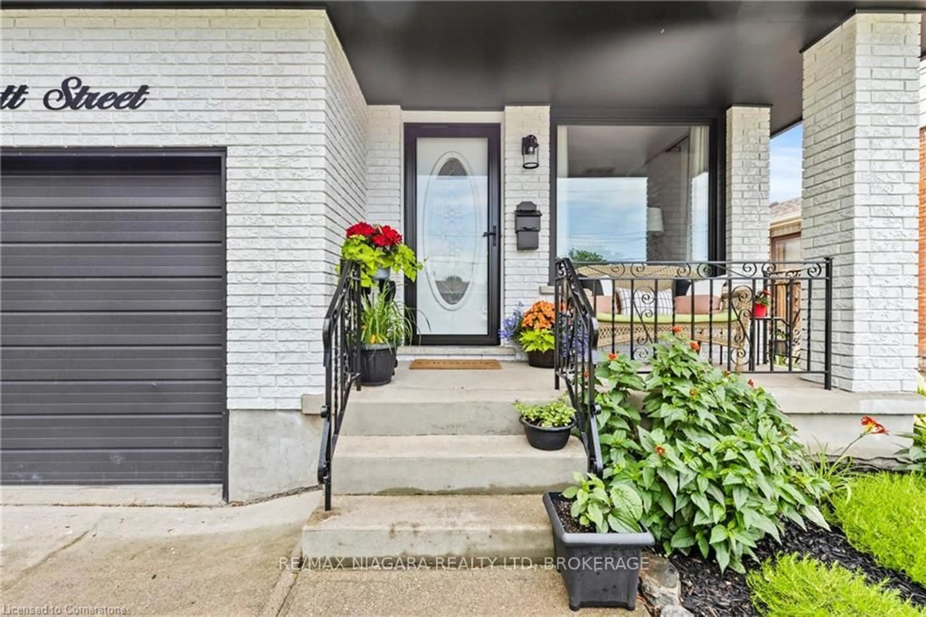 Indoor entryway for 474 Scott St, St. Catharines Ontario L2M 3X2
