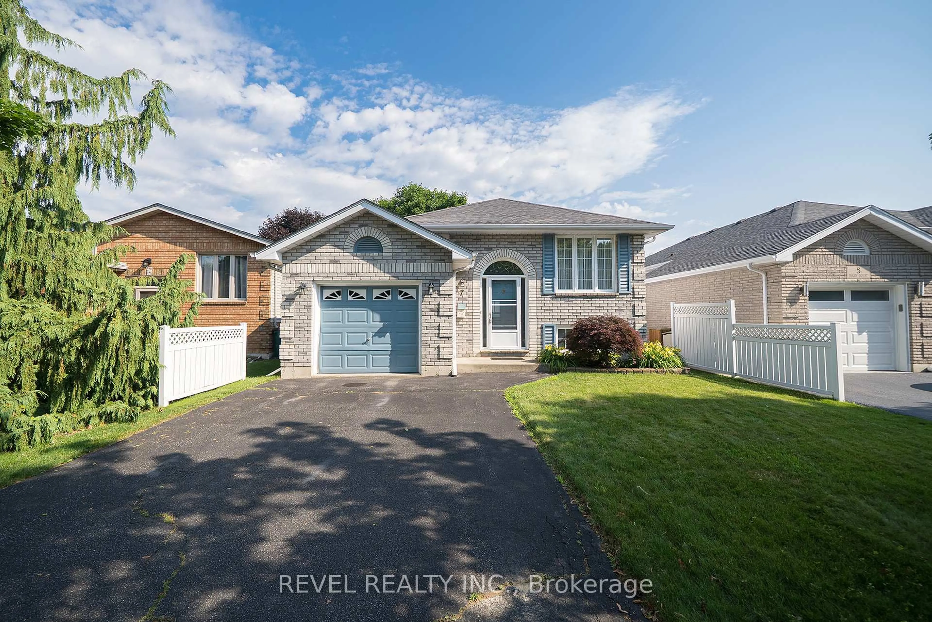 Home with vinyl exterior material, street for 7 Digby Crt, Brantford Ontario N3P 2A6