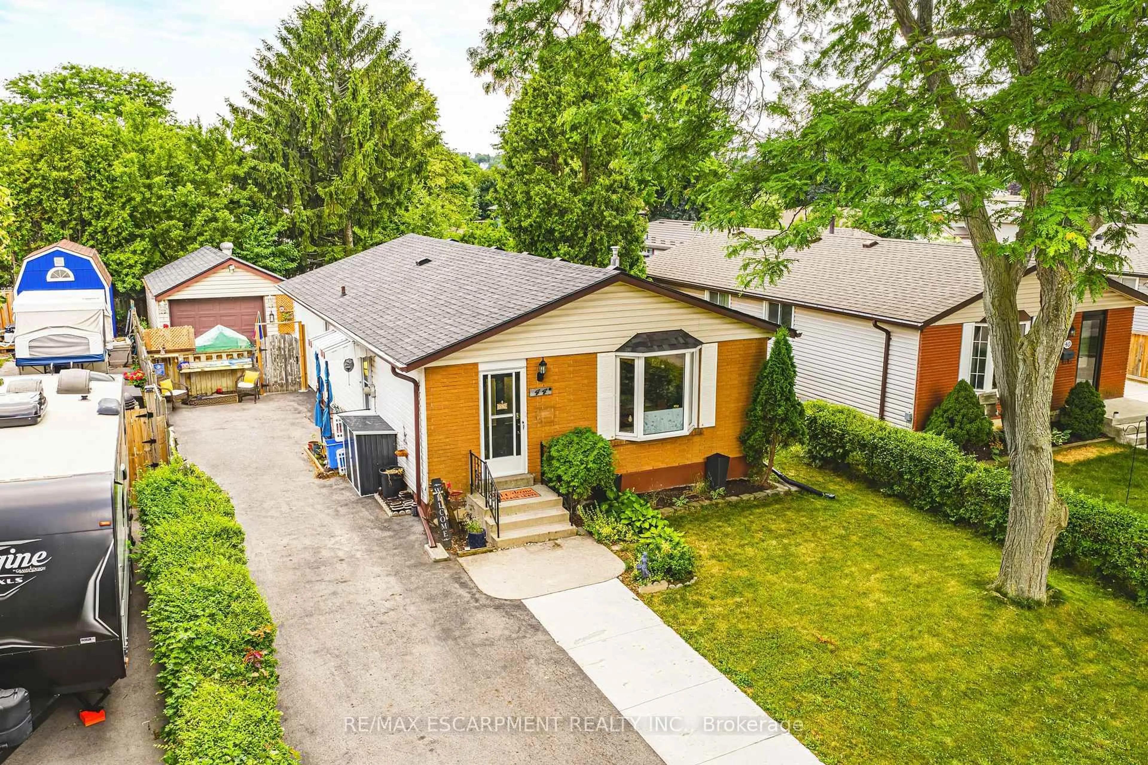 A pic from outside/outdoor area/front of a property/back of a property/a pic from drone, street for 44 Billington Cres, Hamilton Ontario L8T 4R1