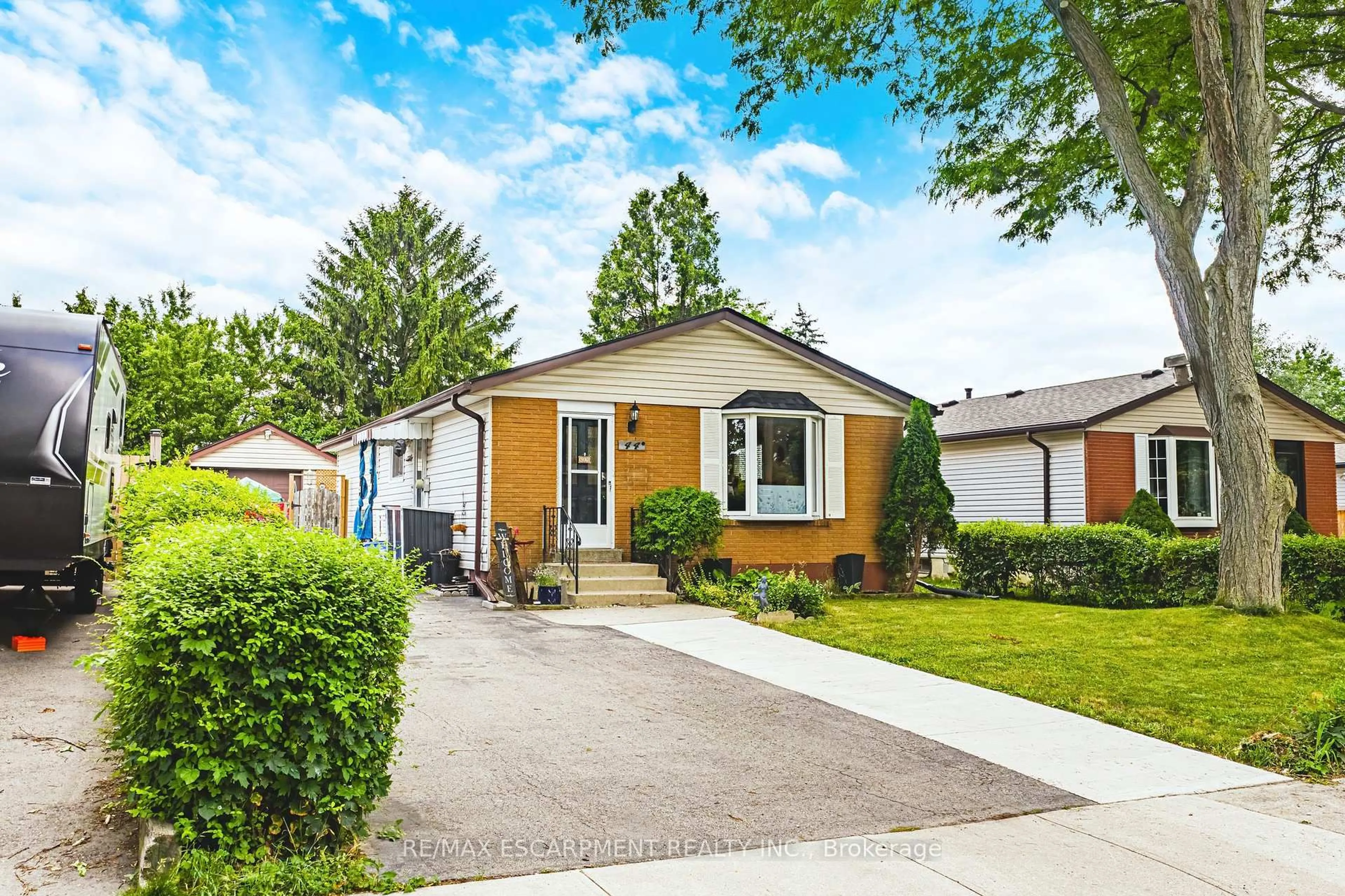 Home with vinyl exterior material, street for 44 Billington Cres, Hamilton Ontario L8T 4R1