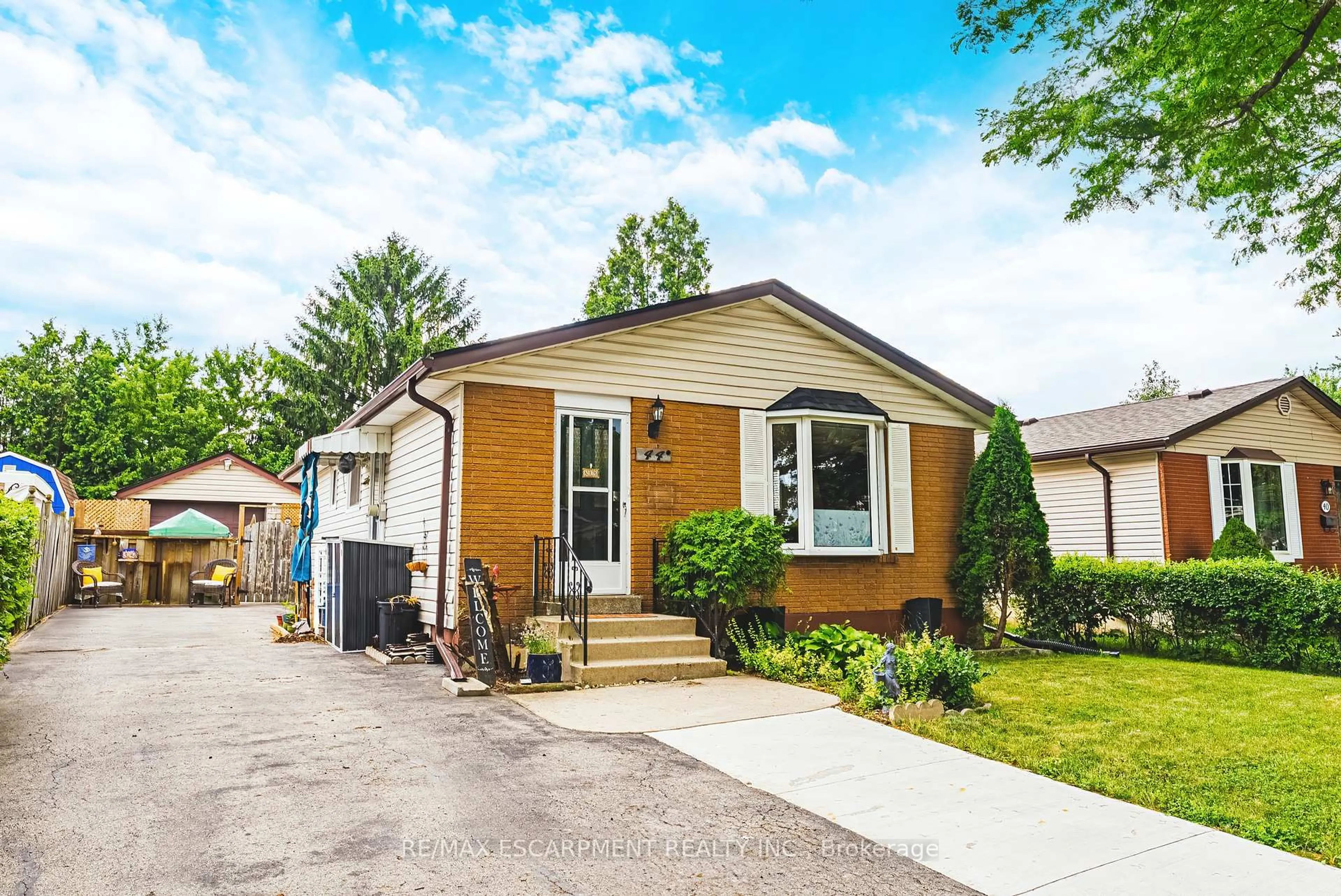 Home with vinyl exterior material, street for 44 Billington Cres, Hamilton Ontario L8T 4R1