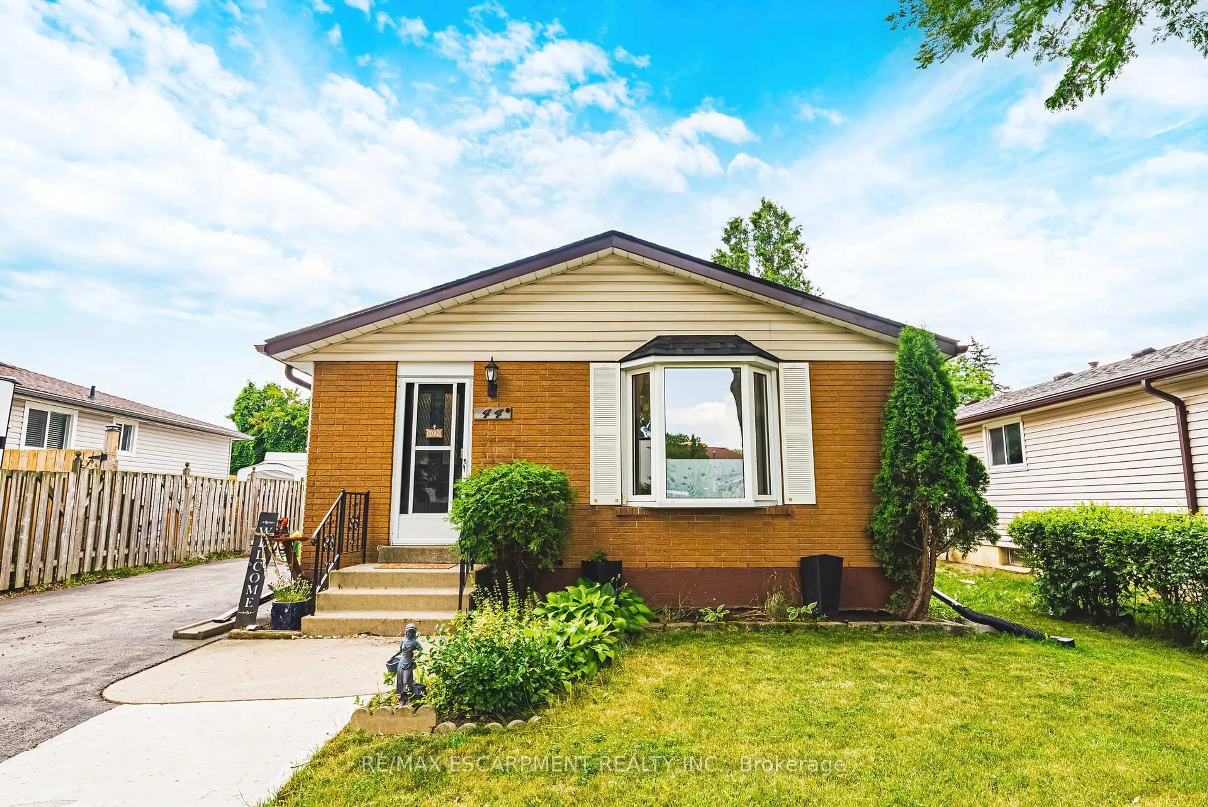 Home with vinyl exterior material, street for 44 Billington Cres, Hamilton Ontario L8T 4R1