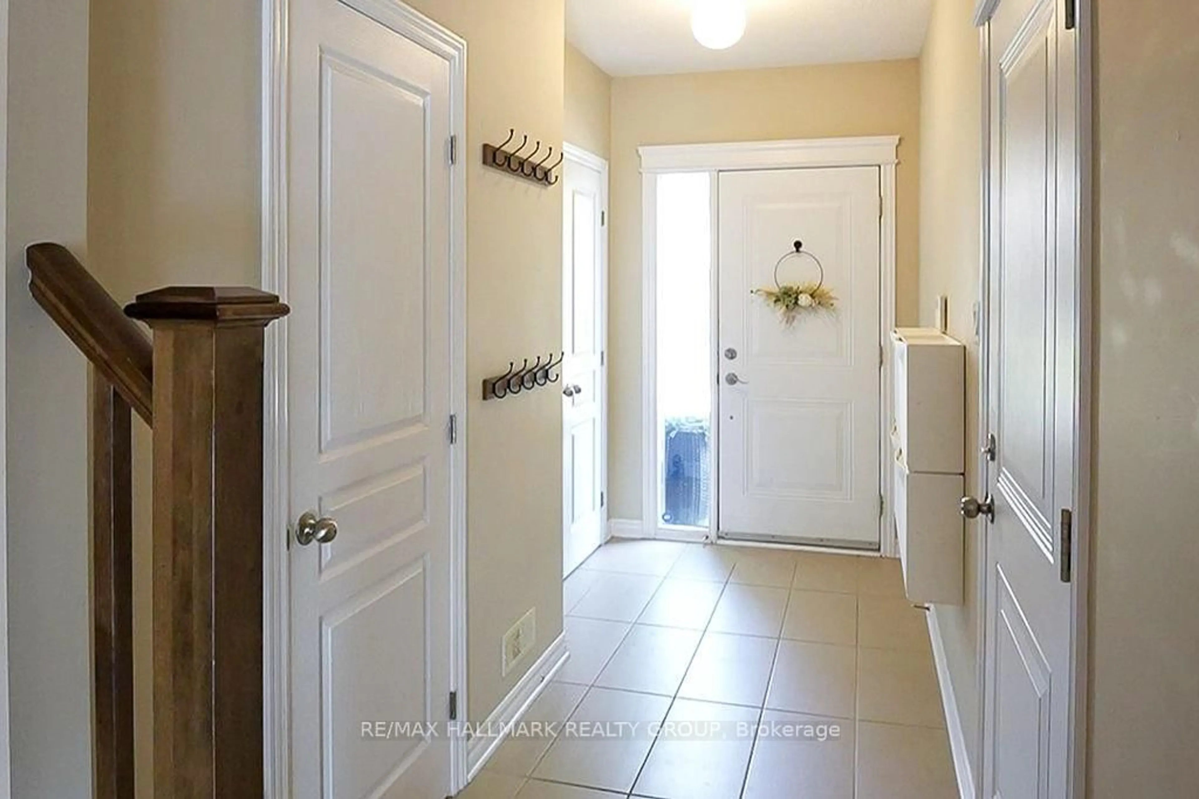 Indoor entryway for 116 Brilia Private, Ottawa Ontario K1J 0B7