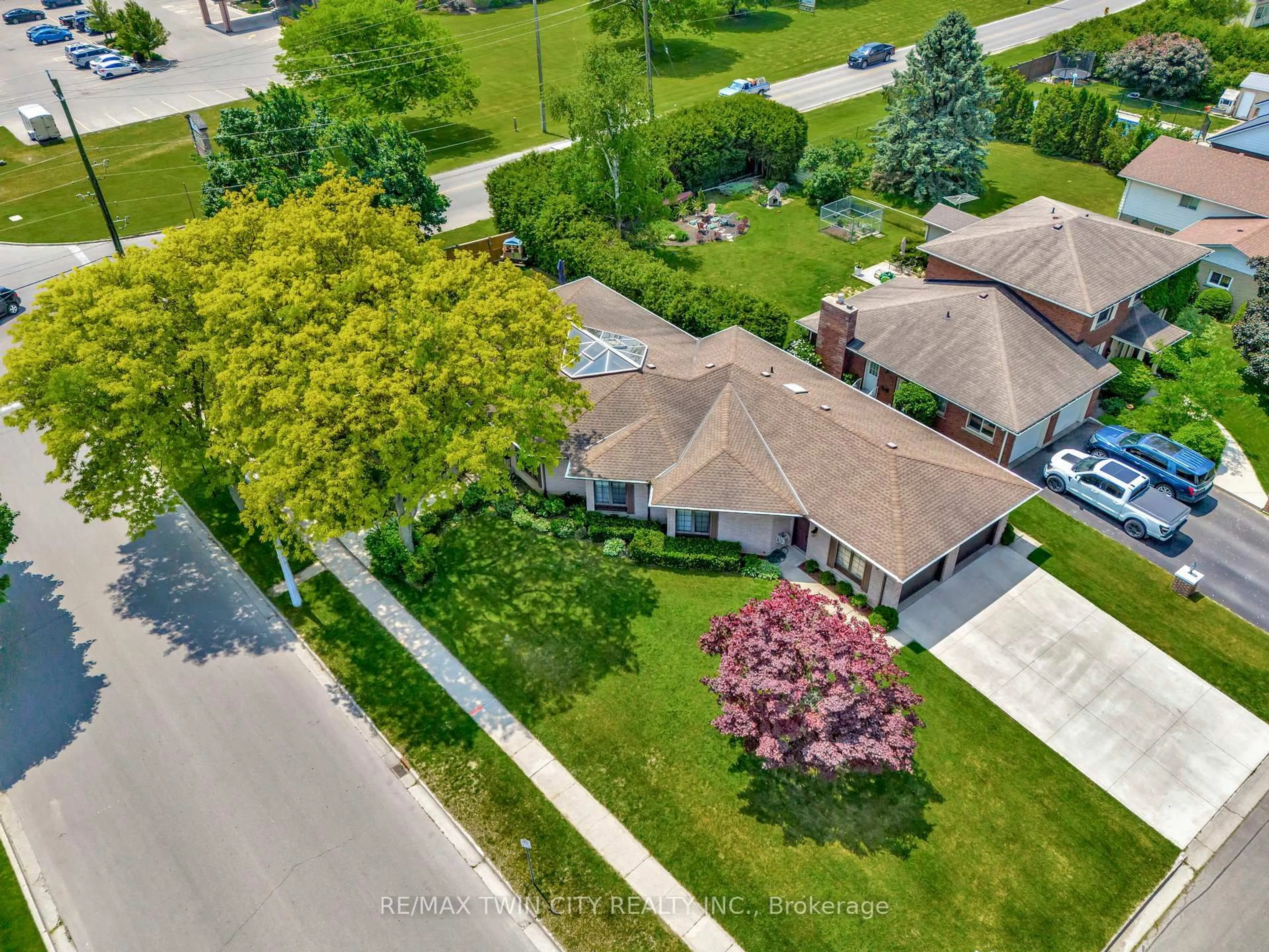 A pic from outside/outdoor area/front of a property/back of a property/a pic from drone, street for 132 Oak St, Norfolk Ontario N3Y 4S3