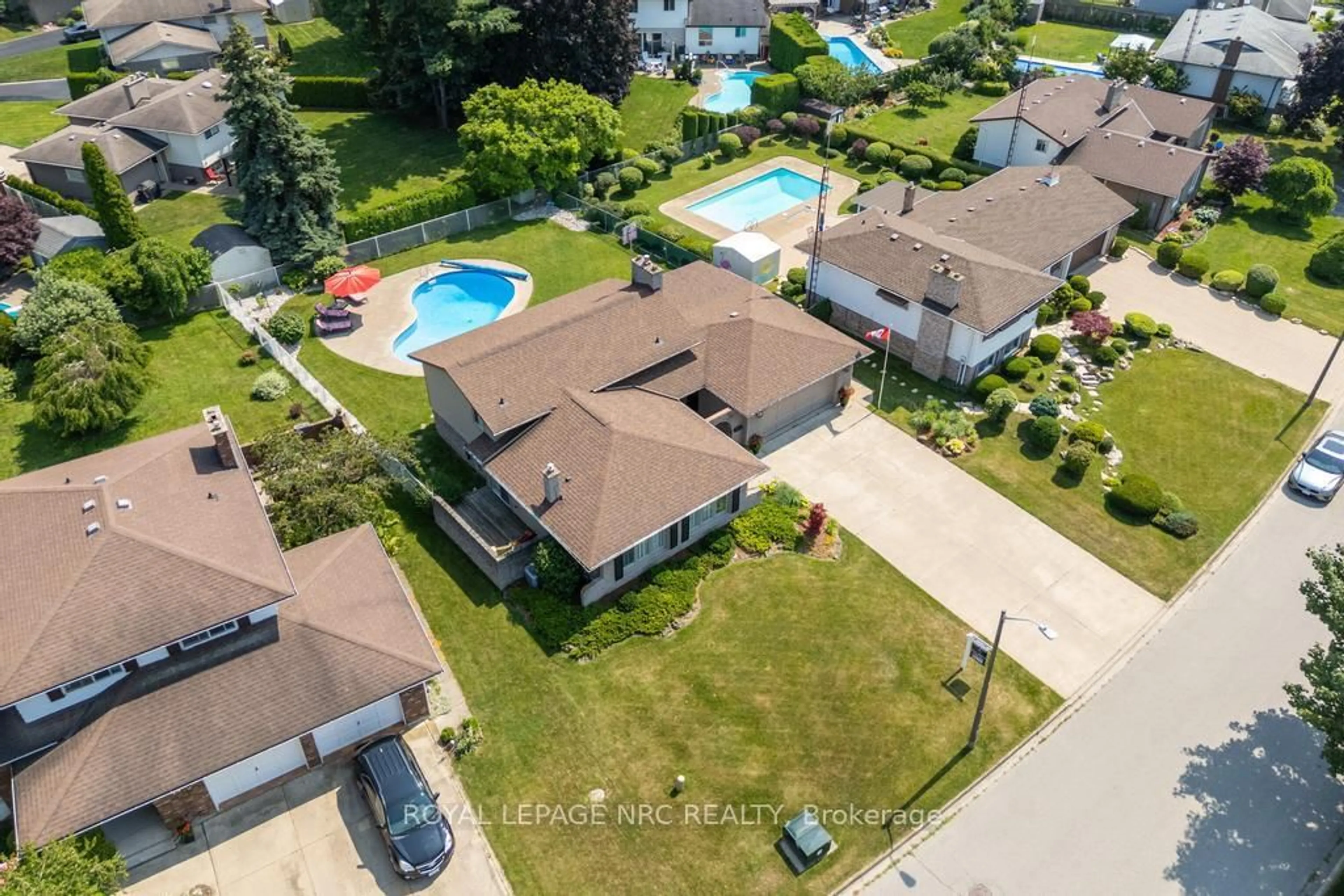 A pic from outside/outdoor area/front of a property/back of a property/a pic from drone, street for 42 Beachview Dr, St. Catharines Ontario L2N 5Z7