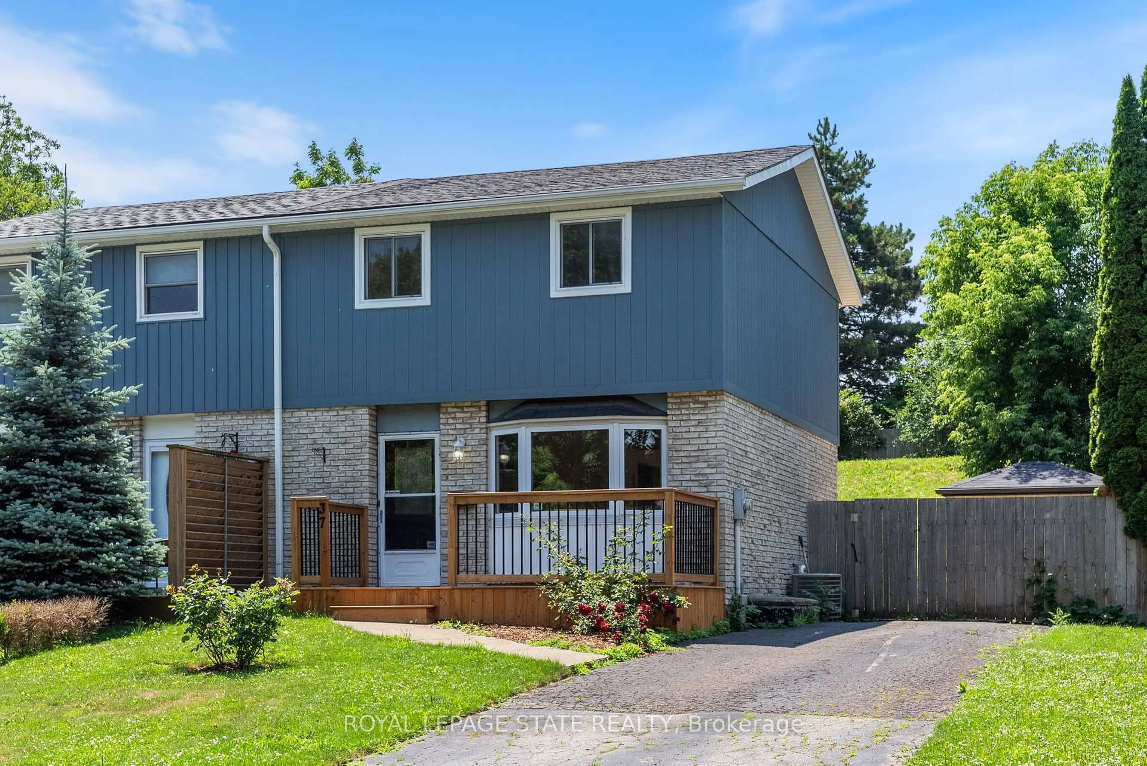 Home with vinyl exterior material, street for 37 Birchpark Dr, Grimsby Ontario L3M 4M9