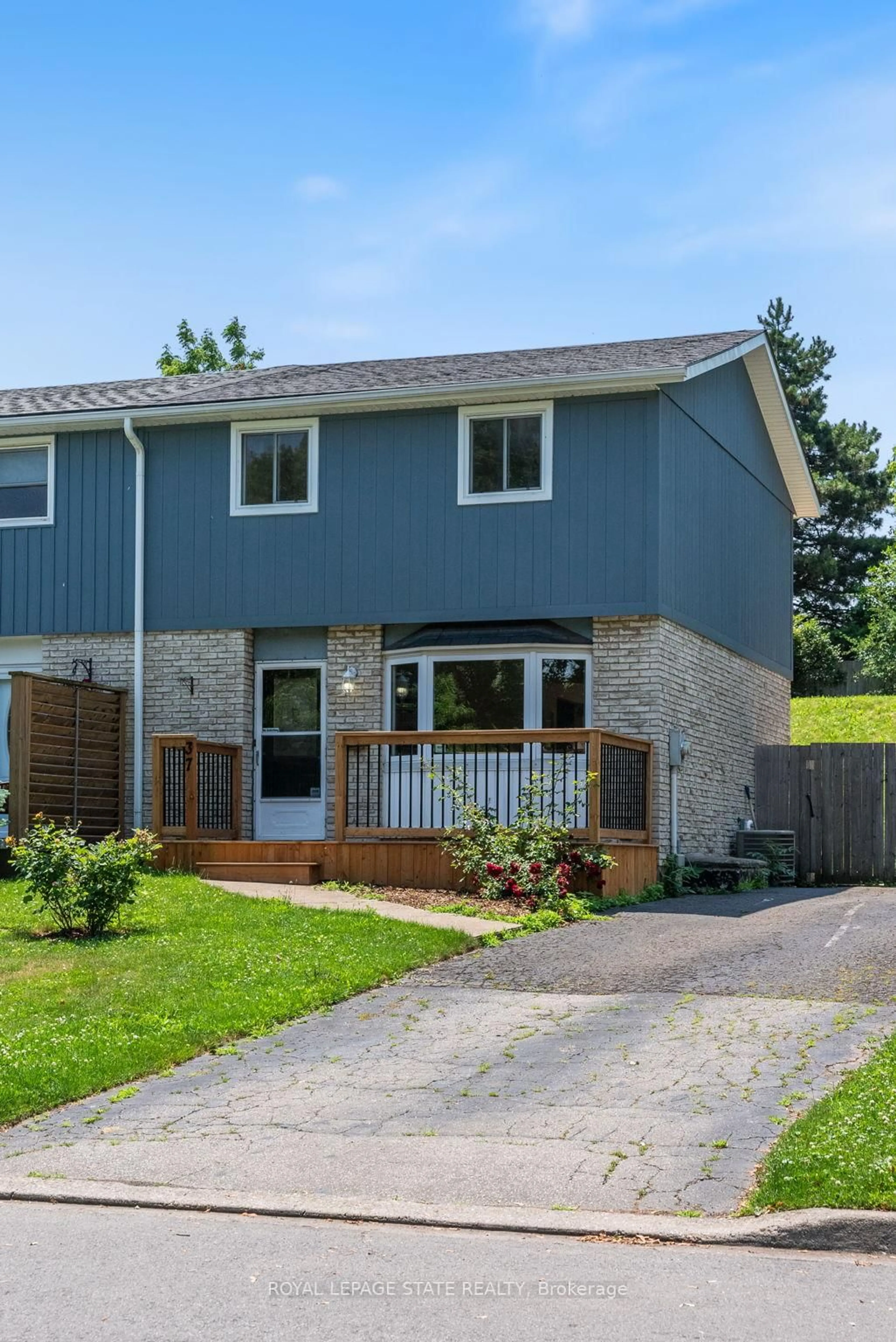 Home with vinyl exterior material, street for 37 Birchpark Dr, Grimsby Ontario L3M 4M9
