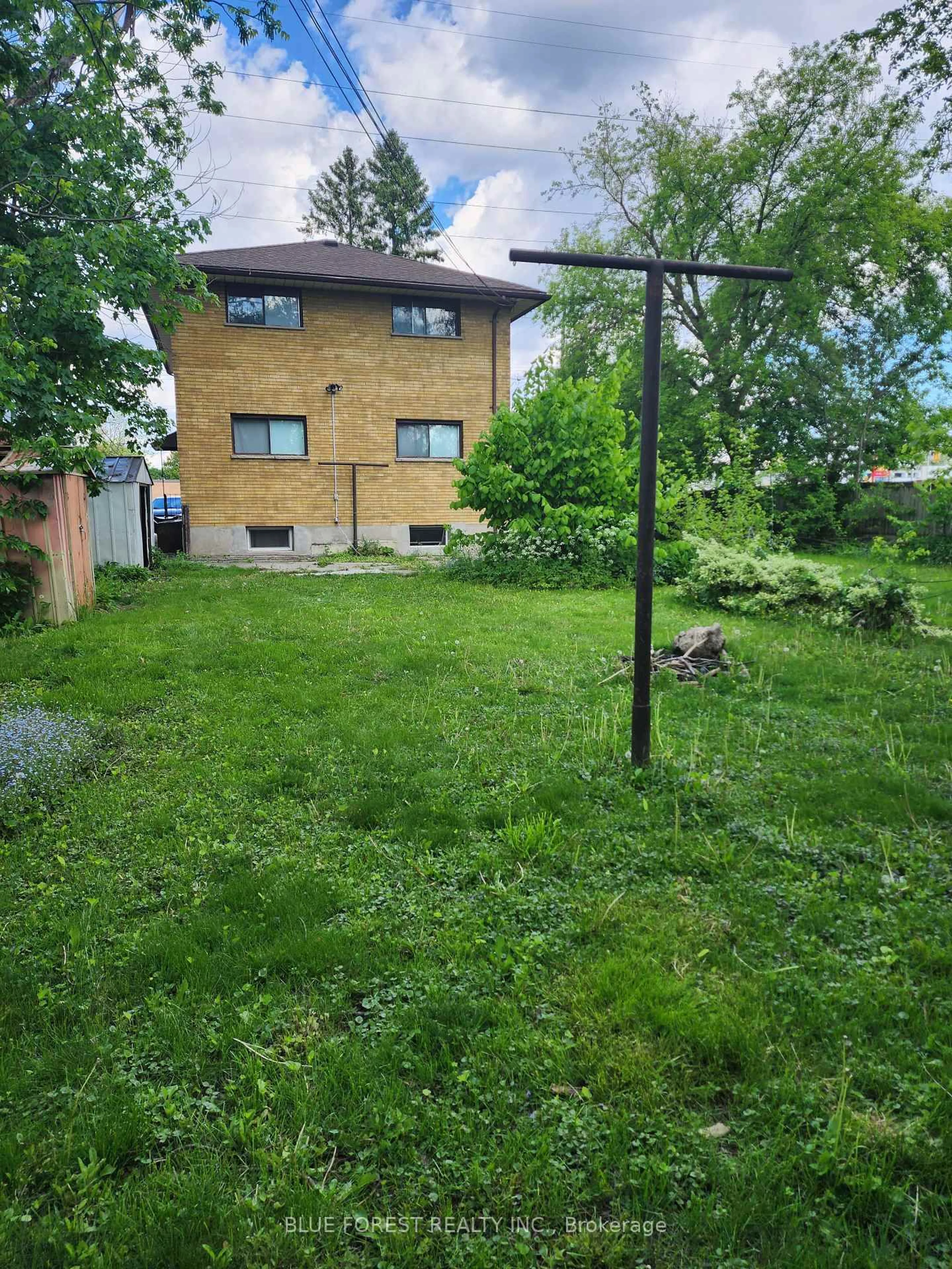 A pic from outside/outdoor area/front of a property/back of a property/a pic from drone, street for 433 Second St, London East Ontario N5W 4T2